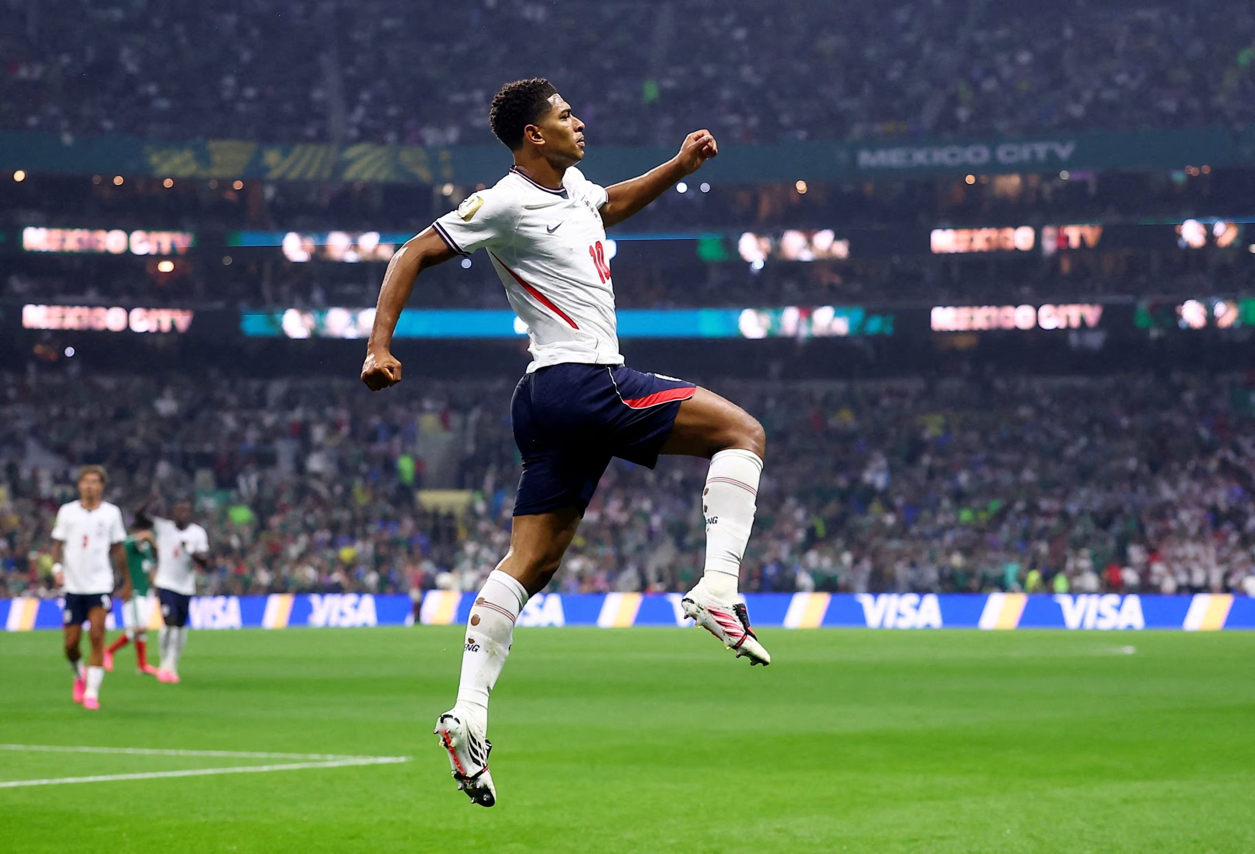 Copa Mundial de la FIFA 2026 - Octavos de final - México contra Inglaterra - Estadio Azteca, Ciudad de México, México - 5 de julio de 2026. El inglés Jude Bellingham celebra tras marcar el primer gol. REUTERS/Eloisa Sánchez IMÁGENES DEL DÍA DE TPX
