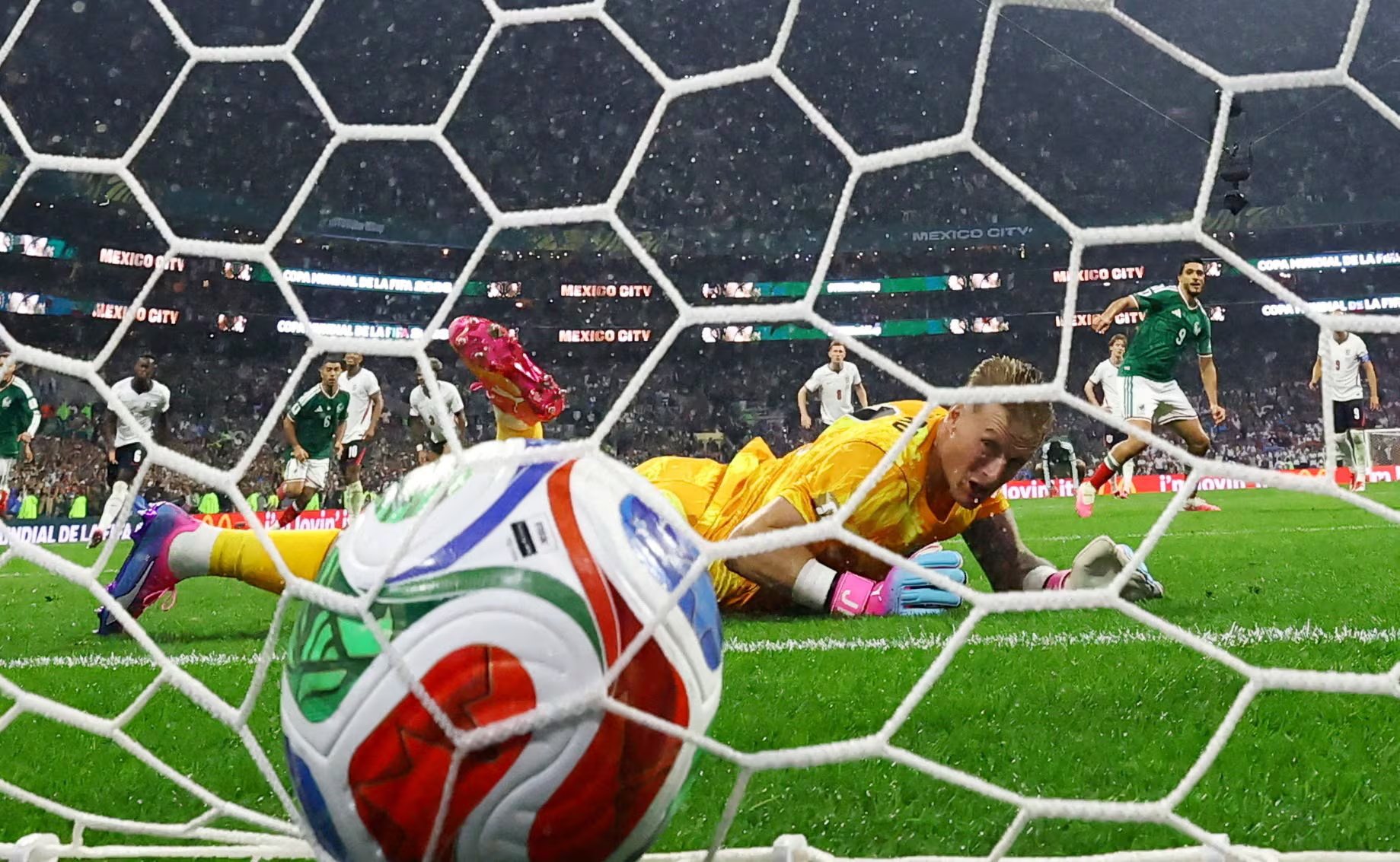 Copa Mundial de la FIFA 2026 - Octavos de final - México contra Inglaterra - Estadio Azteca, Ciudad de México, México - 5 de julio de 2026 Jordan Pickford, de Inglaterra, después de que Raúl Jiménez, de México, marcara el segundo gol mexicano. REUTERS/Eloisa Sánchez IMÁGENES DEL DÍA DE TPX