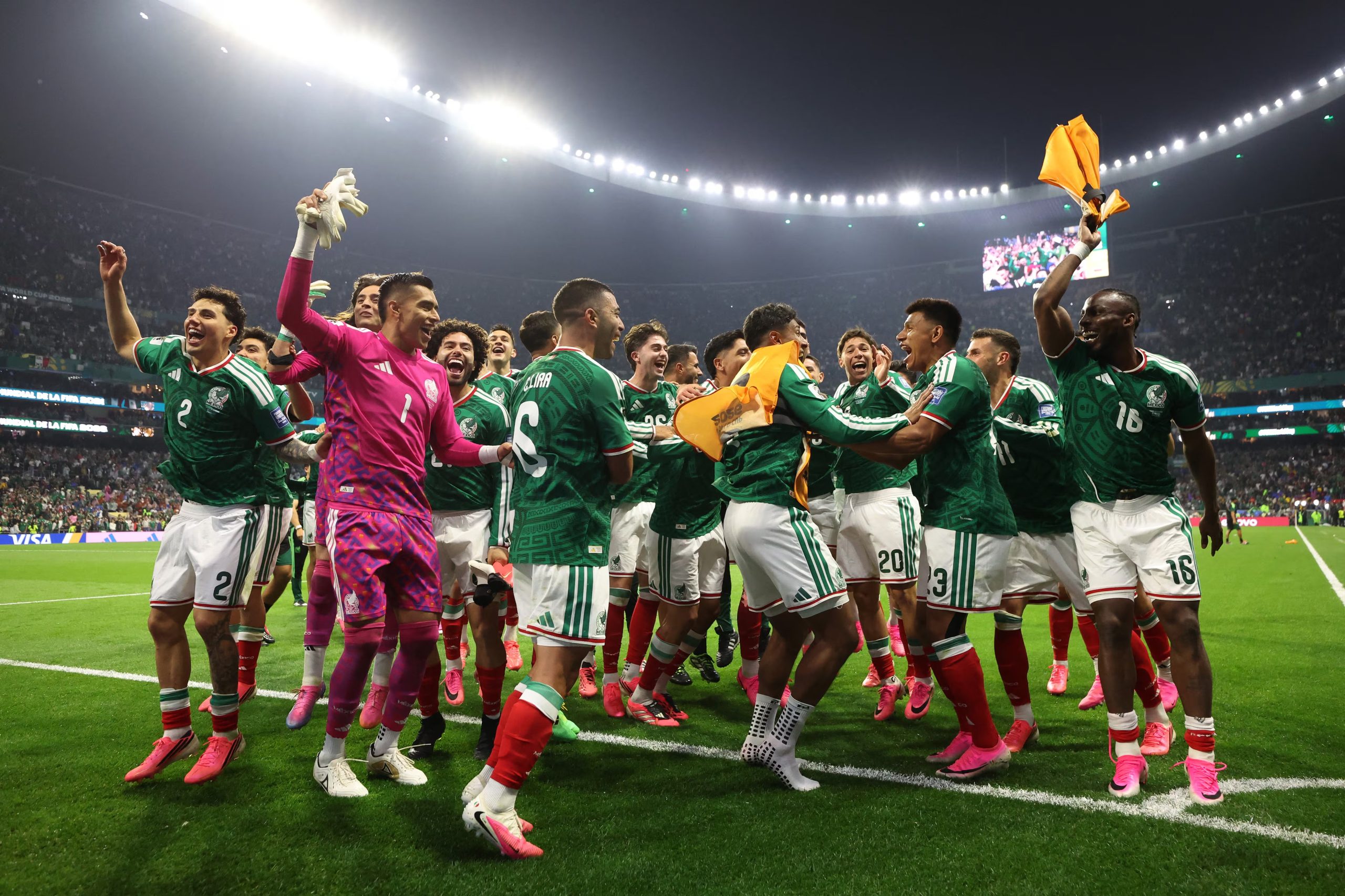 México festeja el boleto a los 8vos de Final. REUTERS/Raquel Cunha