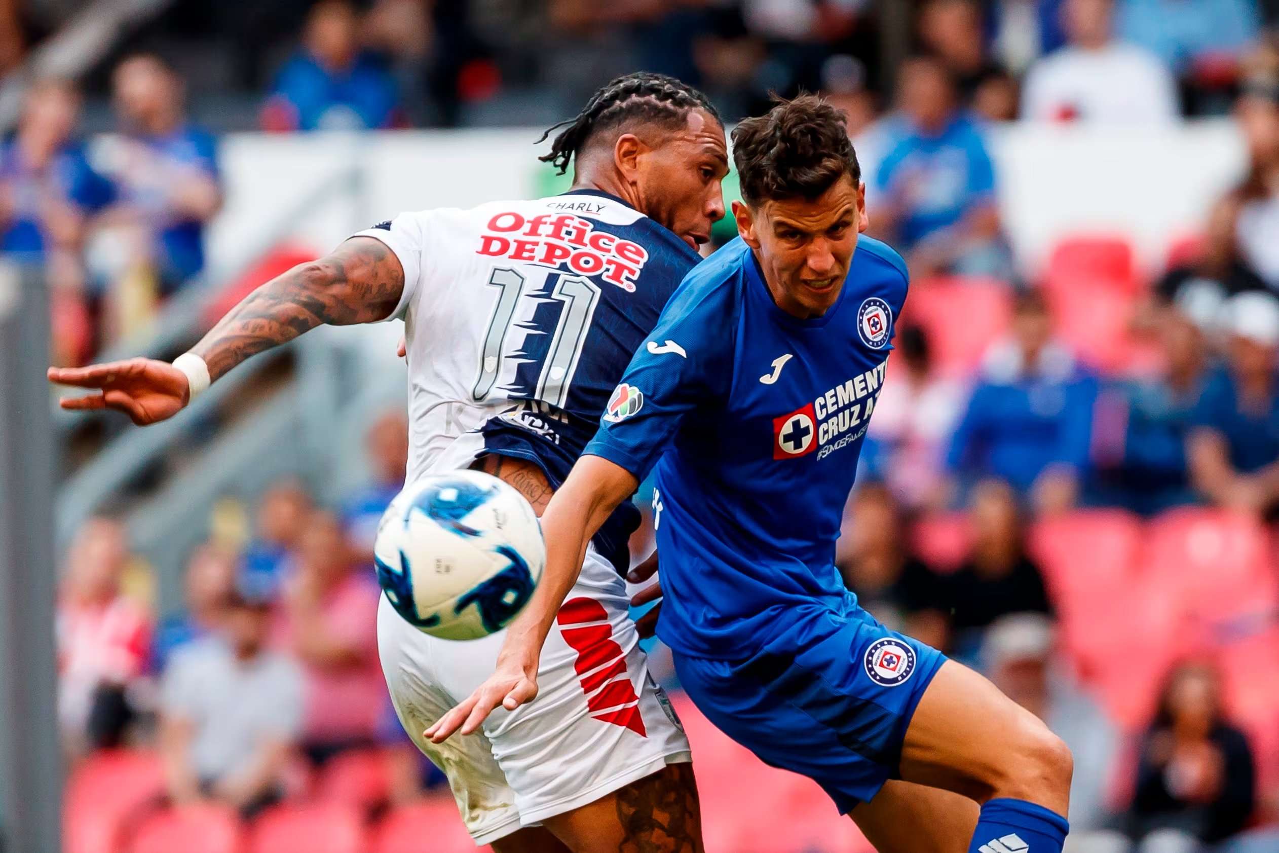 El inglés con la playera de los Tuzos del Pachuca. (EFE)