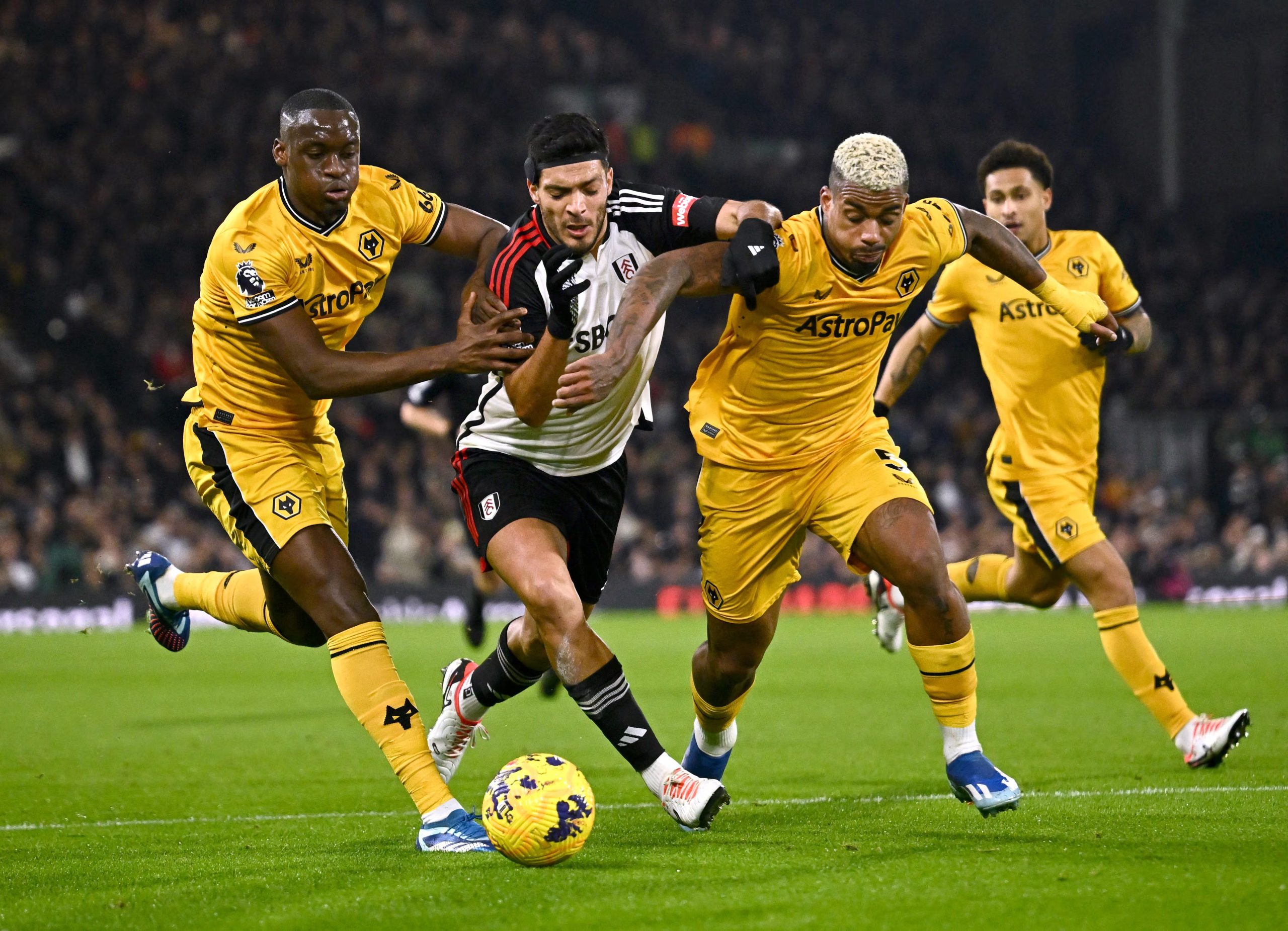 Raúl Jiménez acumula 223 partidos, 67 goles y 24 asistencias con el Wolverhampton y el Fulham, figurando como el mexicano con mejor rendimiento en la Premier League. REUTERS/Dylan Martinez