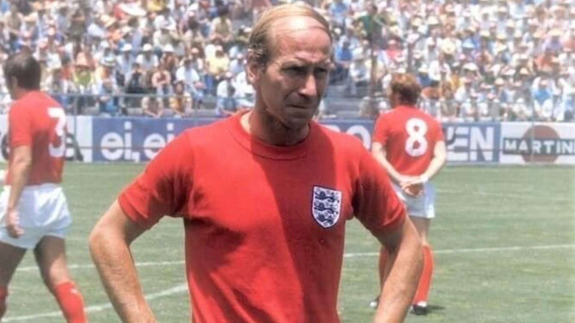 Sir Bobby frustrado de haber quedado eliminado en el Mundial de México 70 aquella ante Alemania en el Estadio Nou Camp de León. (Facebook: Nación Esmeralda Web)