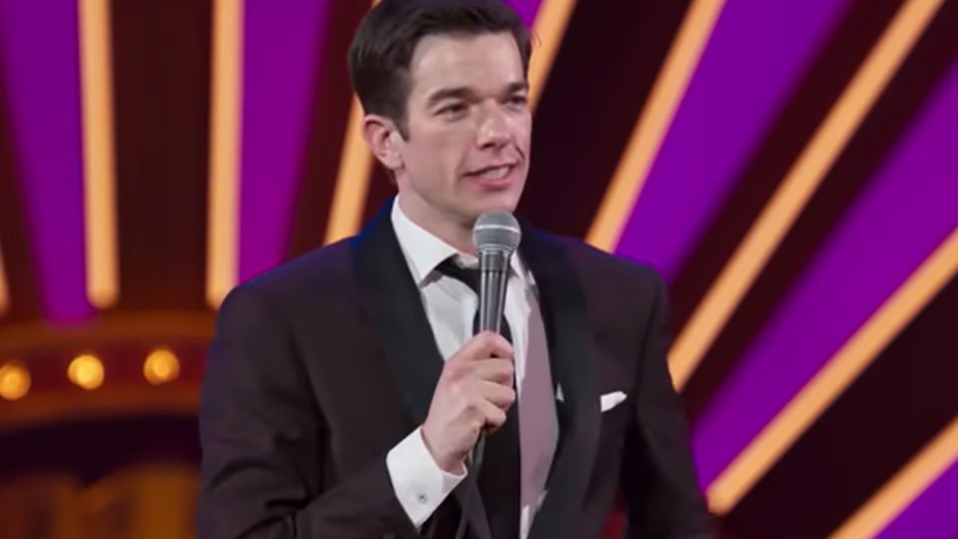 Con una anécdota, John Mulaney explicó que las celebridades pueden perder gestos simples de cortesía al vivir constantemente con mucho