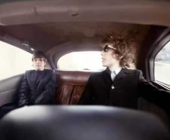 John Lennon y Bob Dylan en una limusina en 1966.