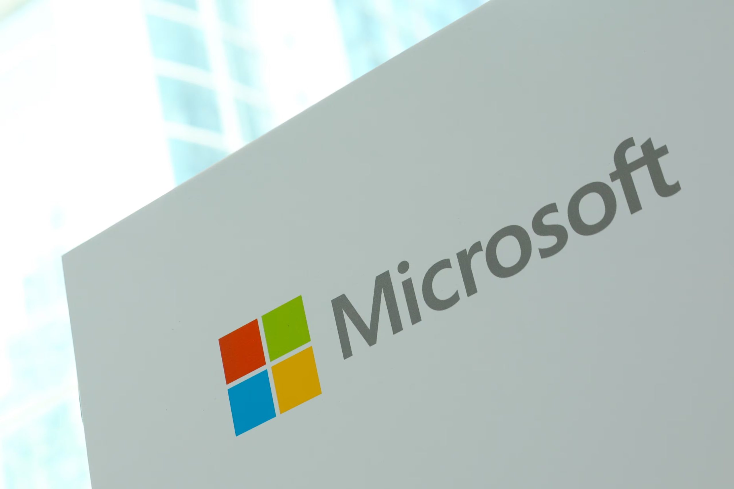 El crecimiento de Azure por la demanda de inteligencia artificial convive con mayores costos en centros de datos y hardware que afectan los márgenes de Microsoft.(EFE/FAZRY ISMAIL)