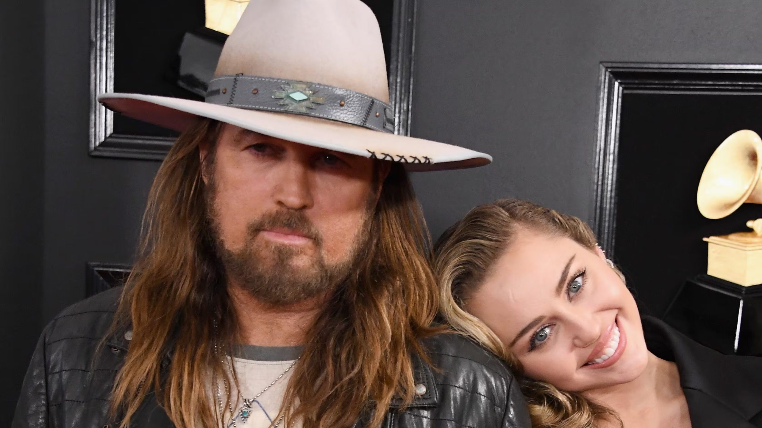 Miley Cyrus afirmó que la fama formó parte de su vida desde el nacimiento porque su padre ya era conocido antes de su propio salto a la celebridad (Steve Granitz/WireImage)