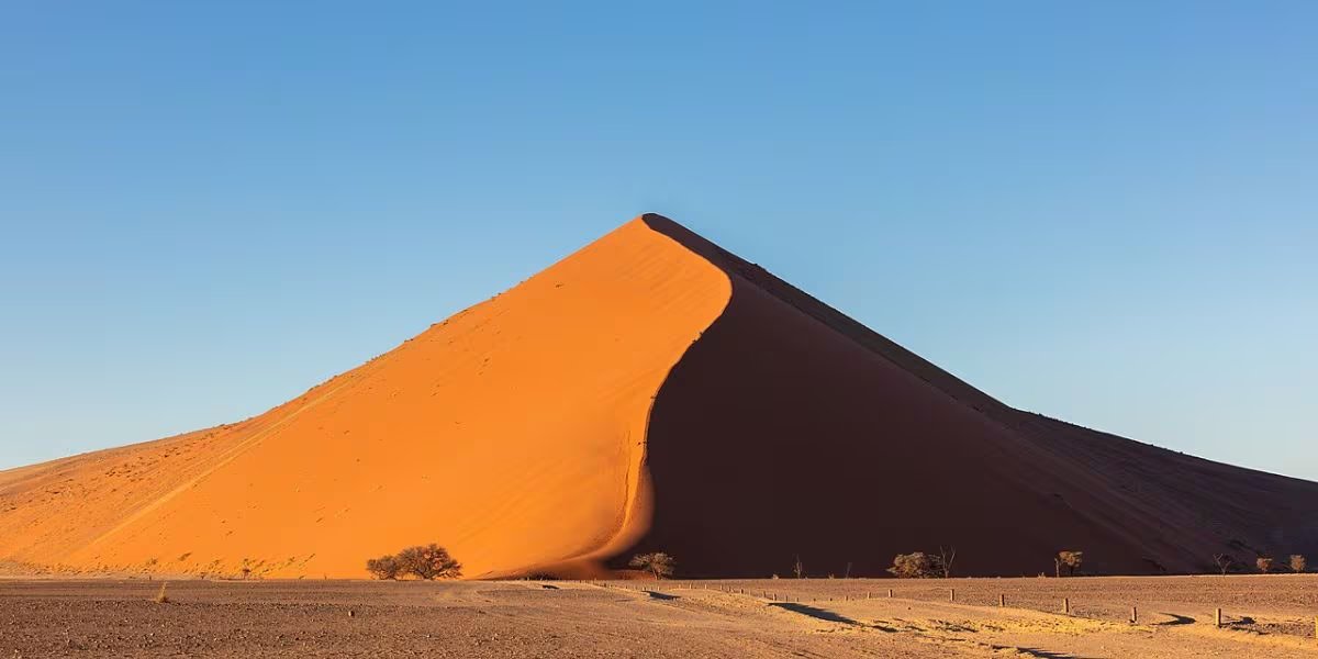 La UNESCO inscribió el Namib Sand Sea como Patrimonio Mundial en 2013 y destacó su condición de desierto costero influido por la niebla y su extenso sistema de dunas (Wikimedia Commons)