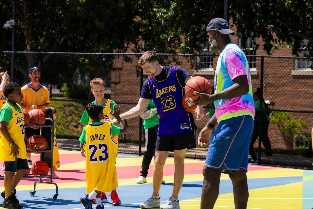 El video de MrBeast también reunió a Dwayne Johnson, Stray Kids, IShowSpeed, KSI y los Pittsburgh Steelers en experiencias para niños afectados por el cáncer (Instagram/@mrbeast)