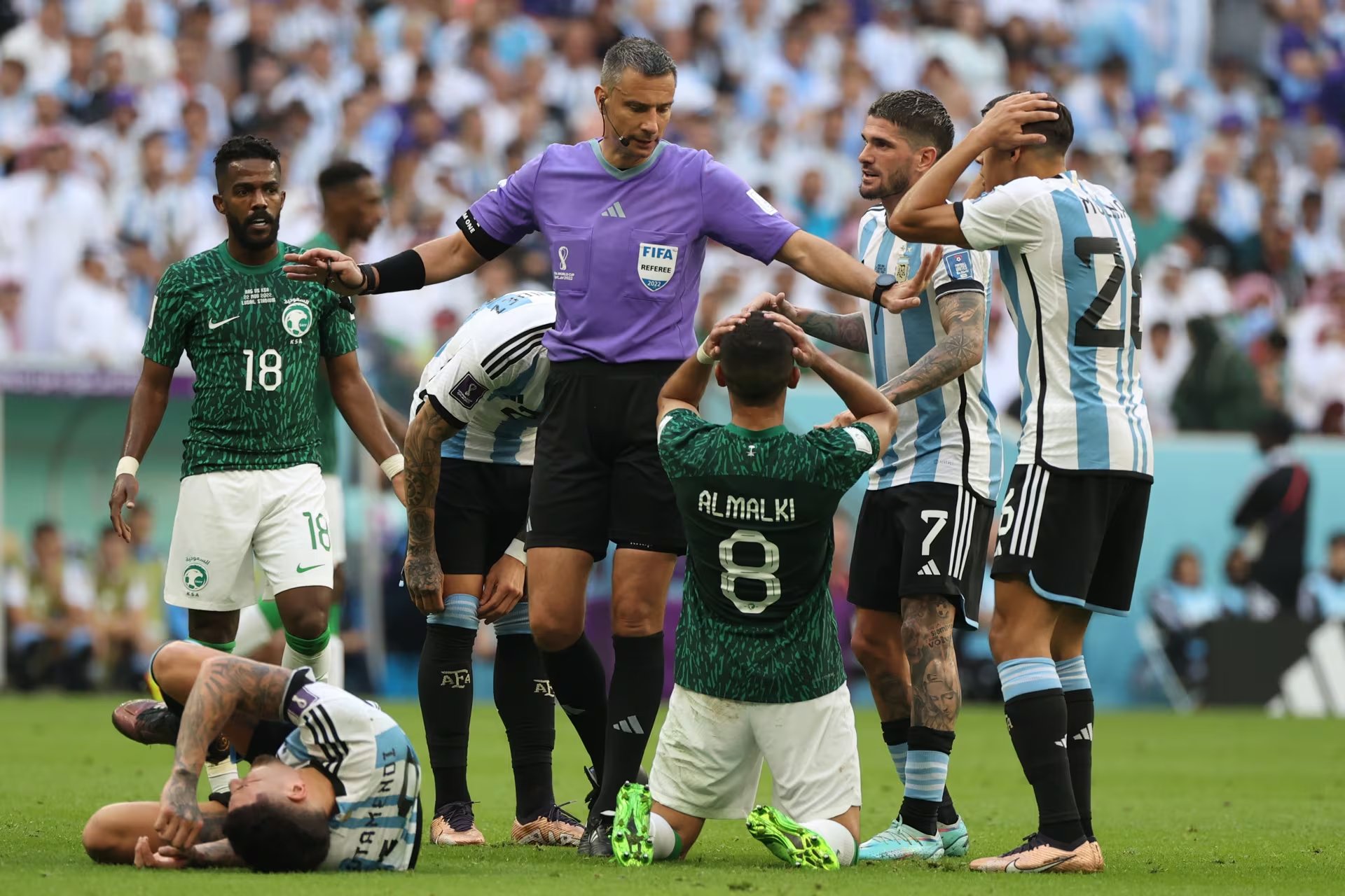 Slavko Vinčić fue el arbitro de ese historico debut de Argentina en Qatar 2022 (EFE)