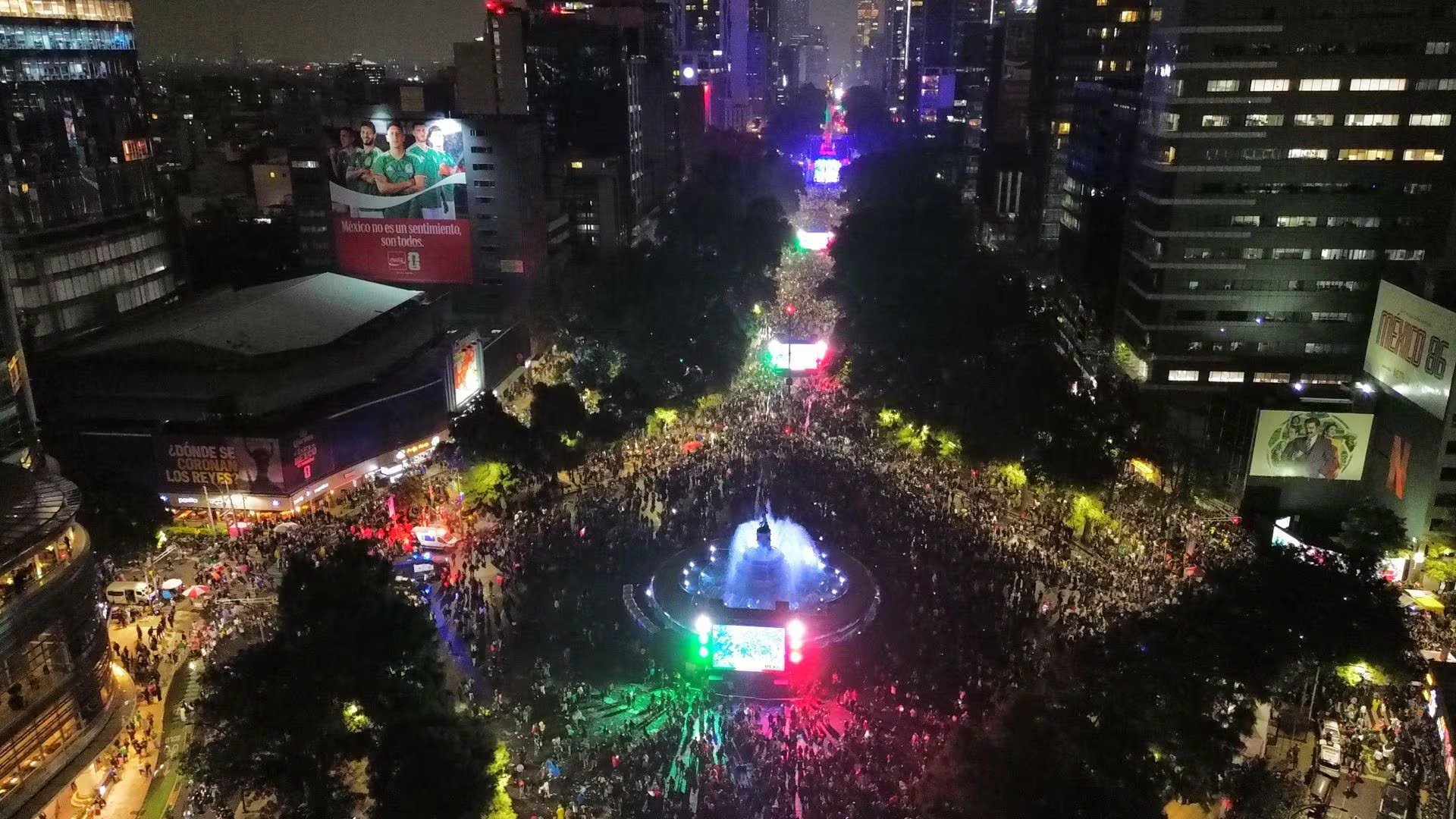 CIUDAD DE MÉXICO, 30JUNIO2026.- Miles de aficionados celebran en las inmediaciones del Ángel de la Independencia, el triunfo de la Selección Mexicana ante Ecuador durante los 16vos de final de la Copa del Mundo 2026. 
FOTO: GALO CAÑAS/CUARTOSCURO.COM