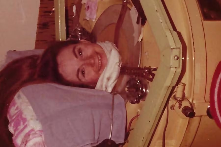 El pulmón de acero era un ventilador de cuerpo completo que regulaba la presión de aire para forzar la entrada y salida del aire de los pulmones en pacientes con polio (Instagram: @amanchor).