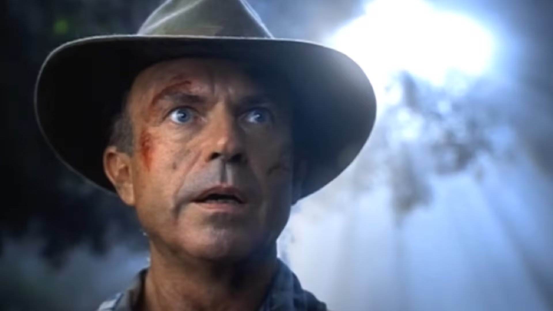 Sam Neill se convirtió en un referente de la cultura pop en la década de los 90's gracias a su protagónico en la saga de 'Jurassic Park' en el papel de Alan Grant, papel que originalmente iba a ser destinado a Harrison Ford 