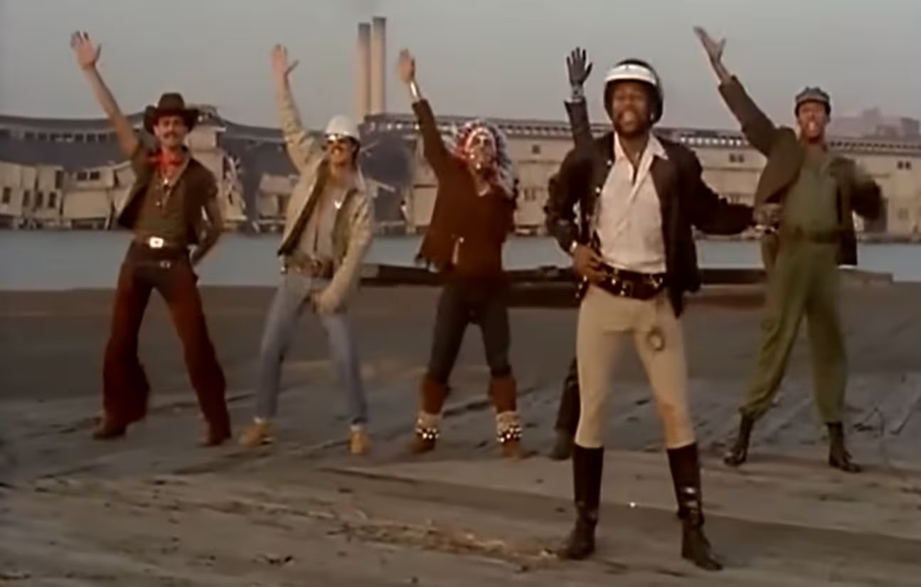 La coreografía de “Y.M.C.A.” se consolidó en una actuación televisiva de 1979, cuando el público formó las letras con los brazos (Village People)