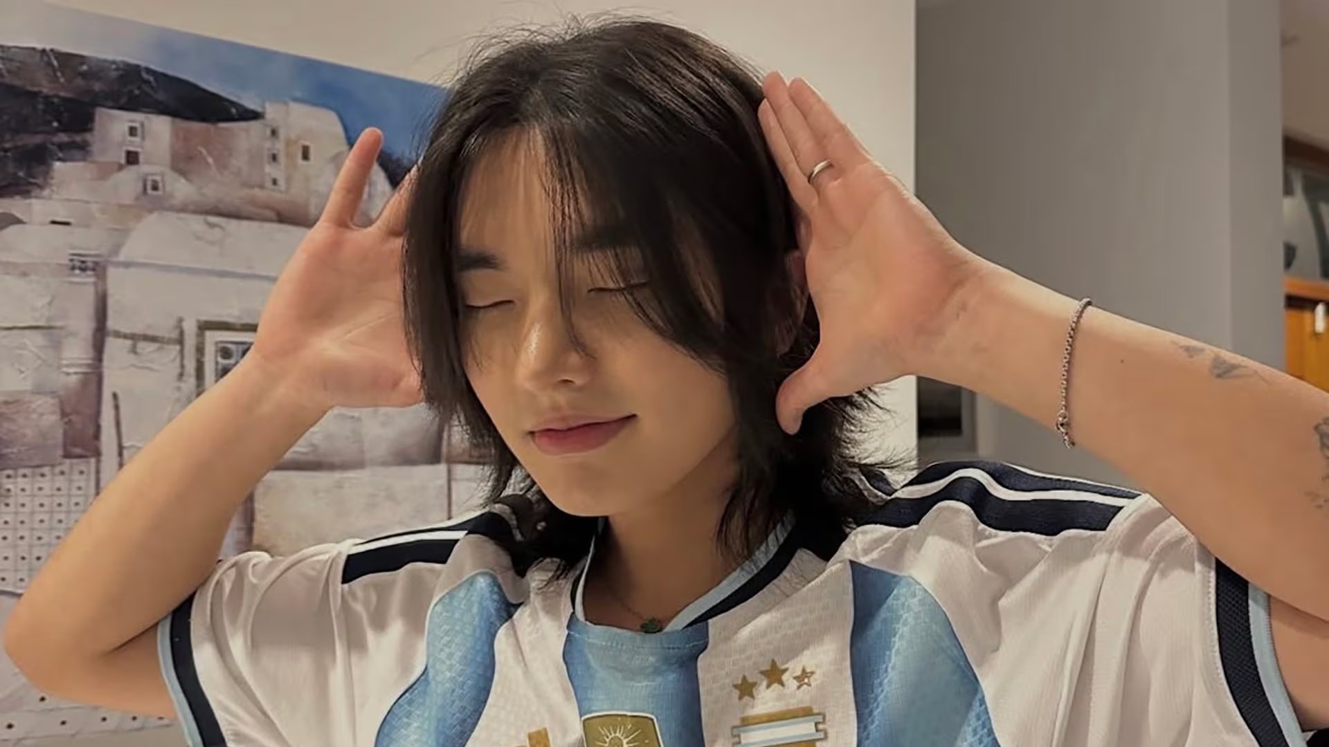A lo Enzo Fernández: el festejo de Jin luego de que la selección de Argentina derrotada a la de Inglaterra (Instagram / @jinminelee)