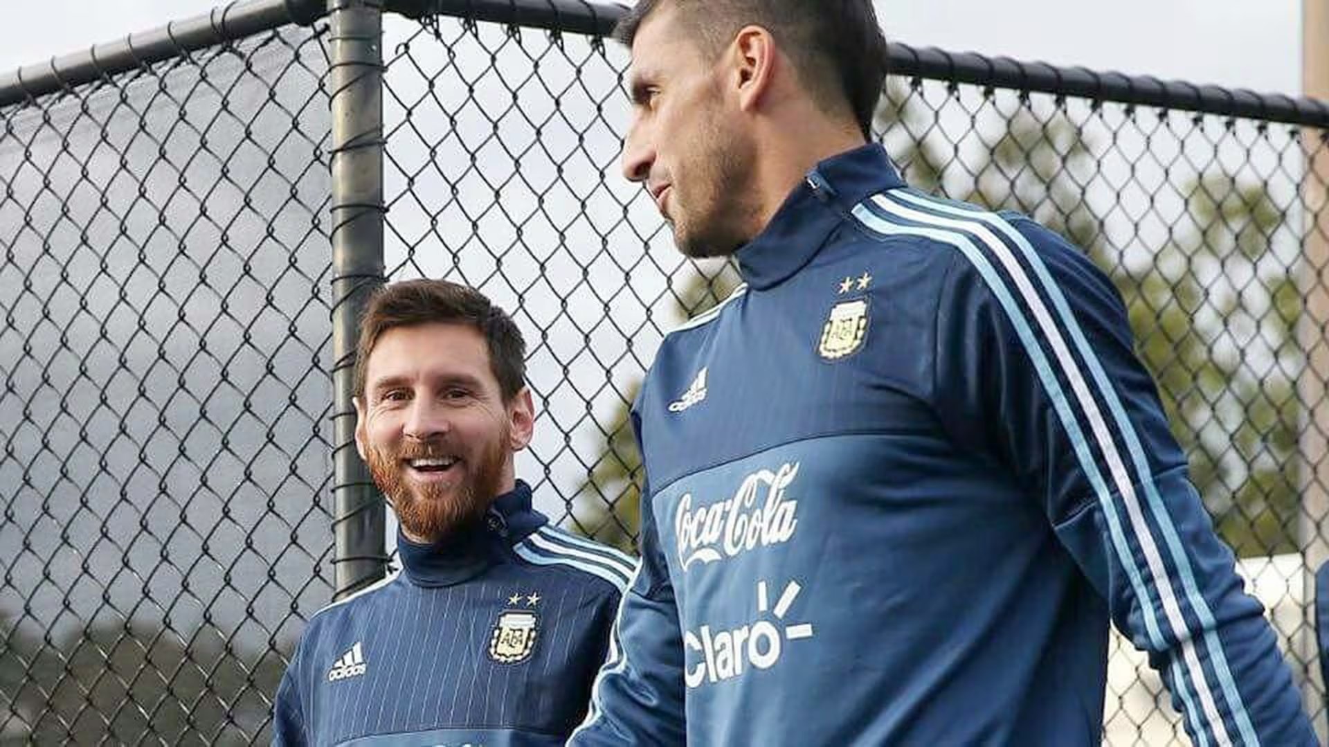 Nahuel Guzmán con Lionel Messi en la Selección
