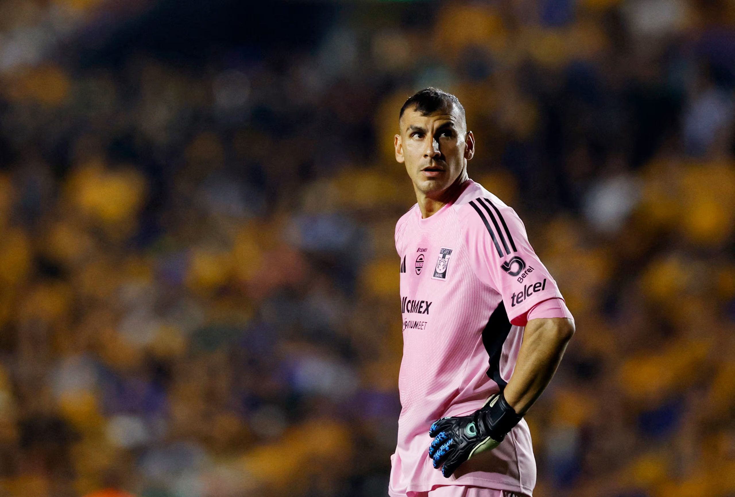 Nahuel Guzmán con los colores de Tigres de México (Foto REUTERS/Daniel Becerril)