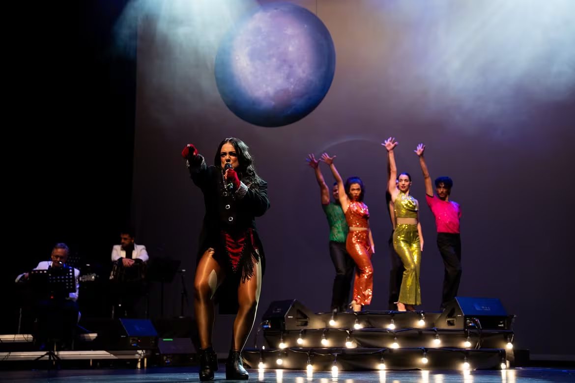 Las coreografías de Gio Ravelo se integran a “Romance”, una producción de Estudio Cinco que Bedoya vinculó con su historia en la danza - crédito @teatrosantanderbga/Instagram