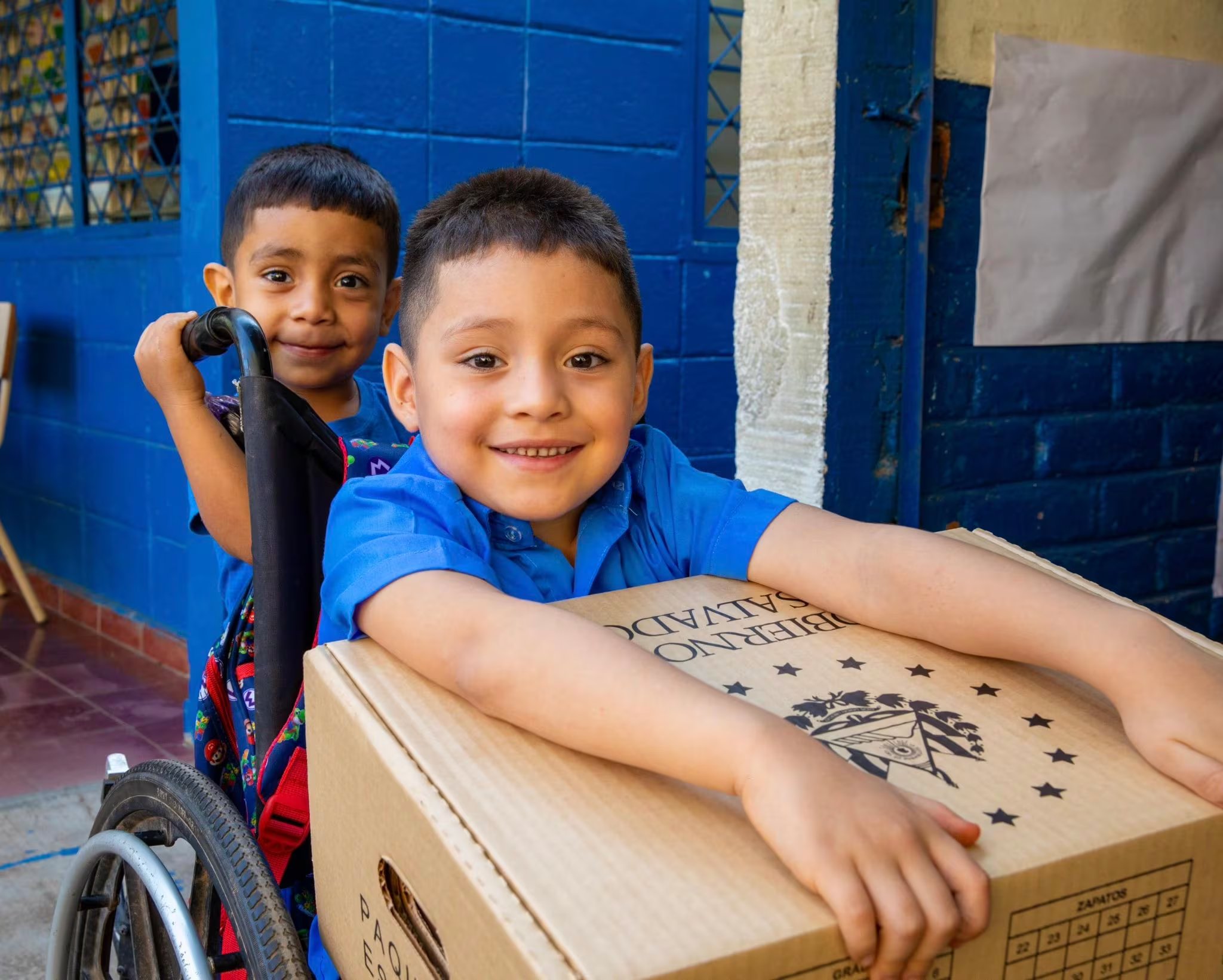 El Ministerio de Educación de El Salvador entregó equipo tecnológico adaptado a estudiantes con discapacidad visual para mejorar su inclusión educativa. (Foto cortesía Ministerio de Educación)