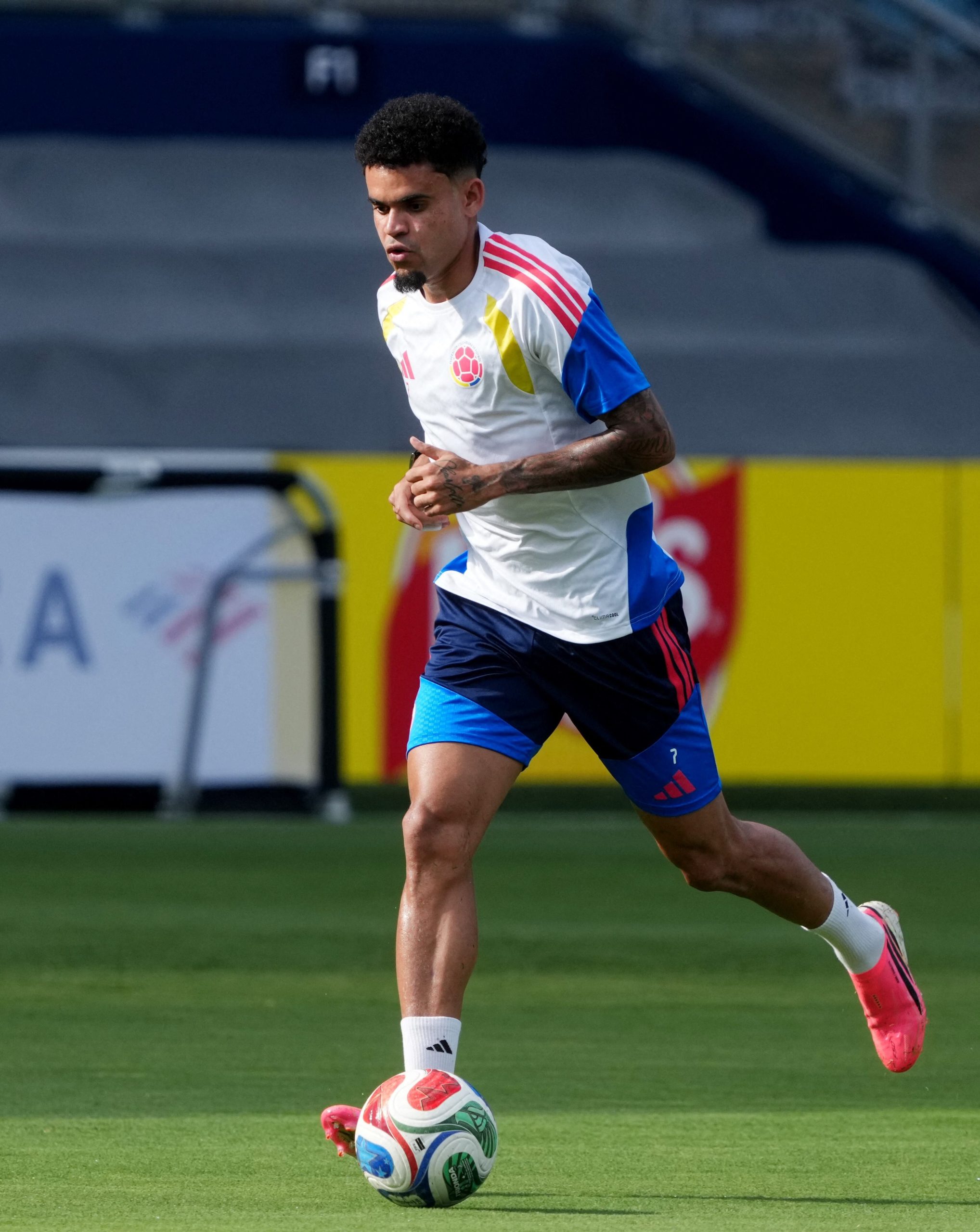 Luis Díaz, uno de los jugadores más observados de Colombia, recibió el respaldo de su entrenador pese a no haber marcado goles en partidos recientes-crédito Jay Biggerstaff/IMAGN IMAGES vía Reuters