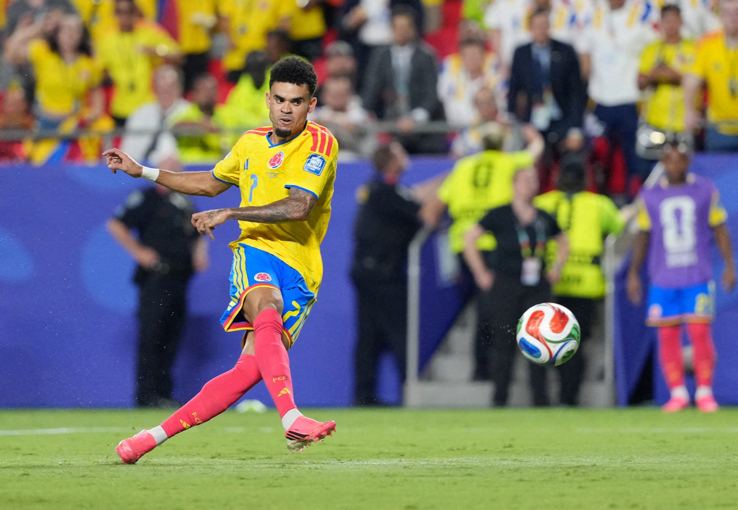 Este es el momento en el que Luis Díaz remata para anotar un gol ante Ghana, que fue invalidado por fuera de lugar - crédito Jay Biggerstaff/Reuters
