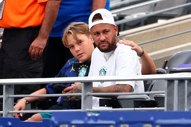 Neymar se quedó con su familia en el estadio tras la eliminación