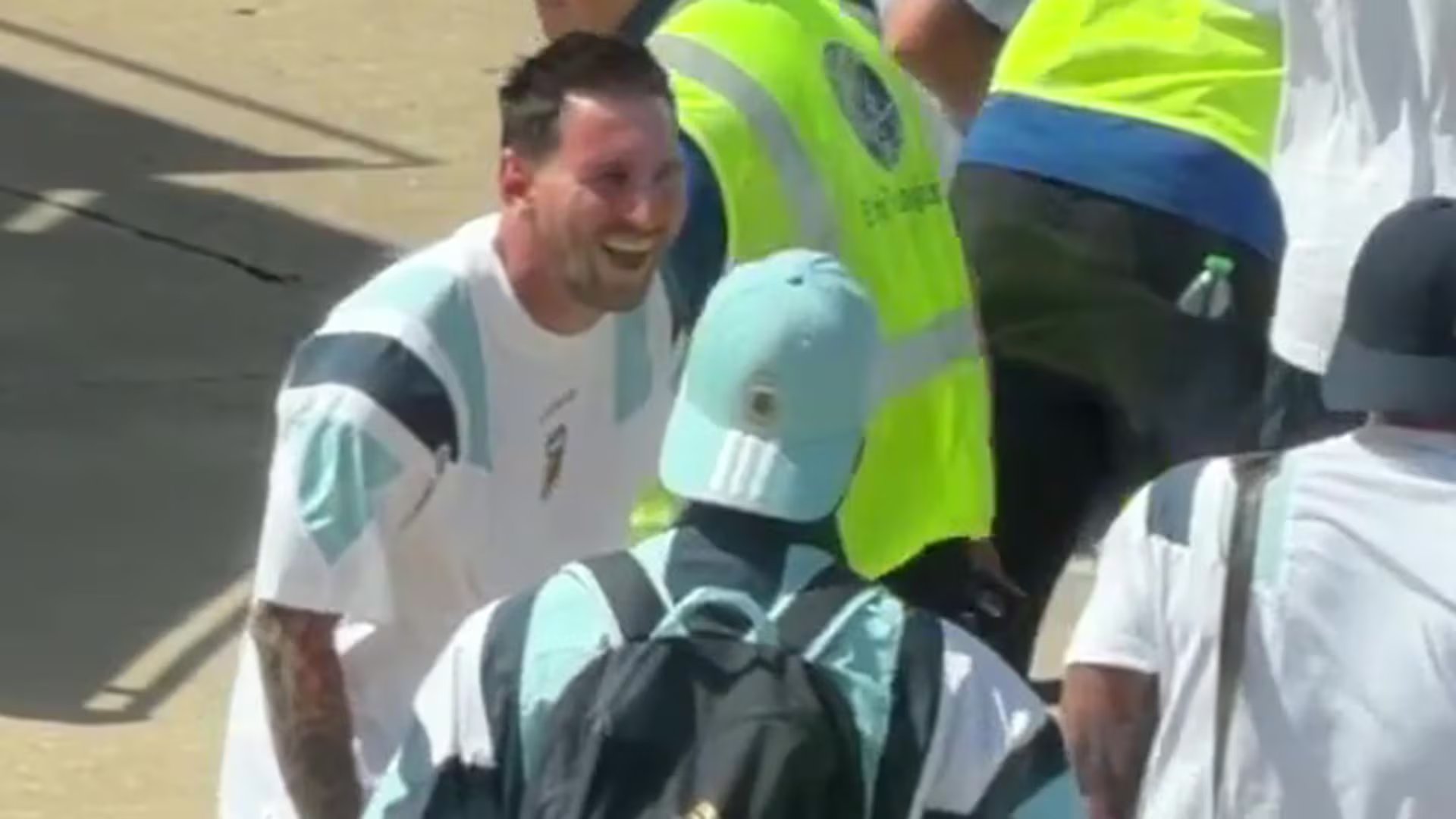 La risa de Lionel Messi al ver lo que encontró el personal de seguridad