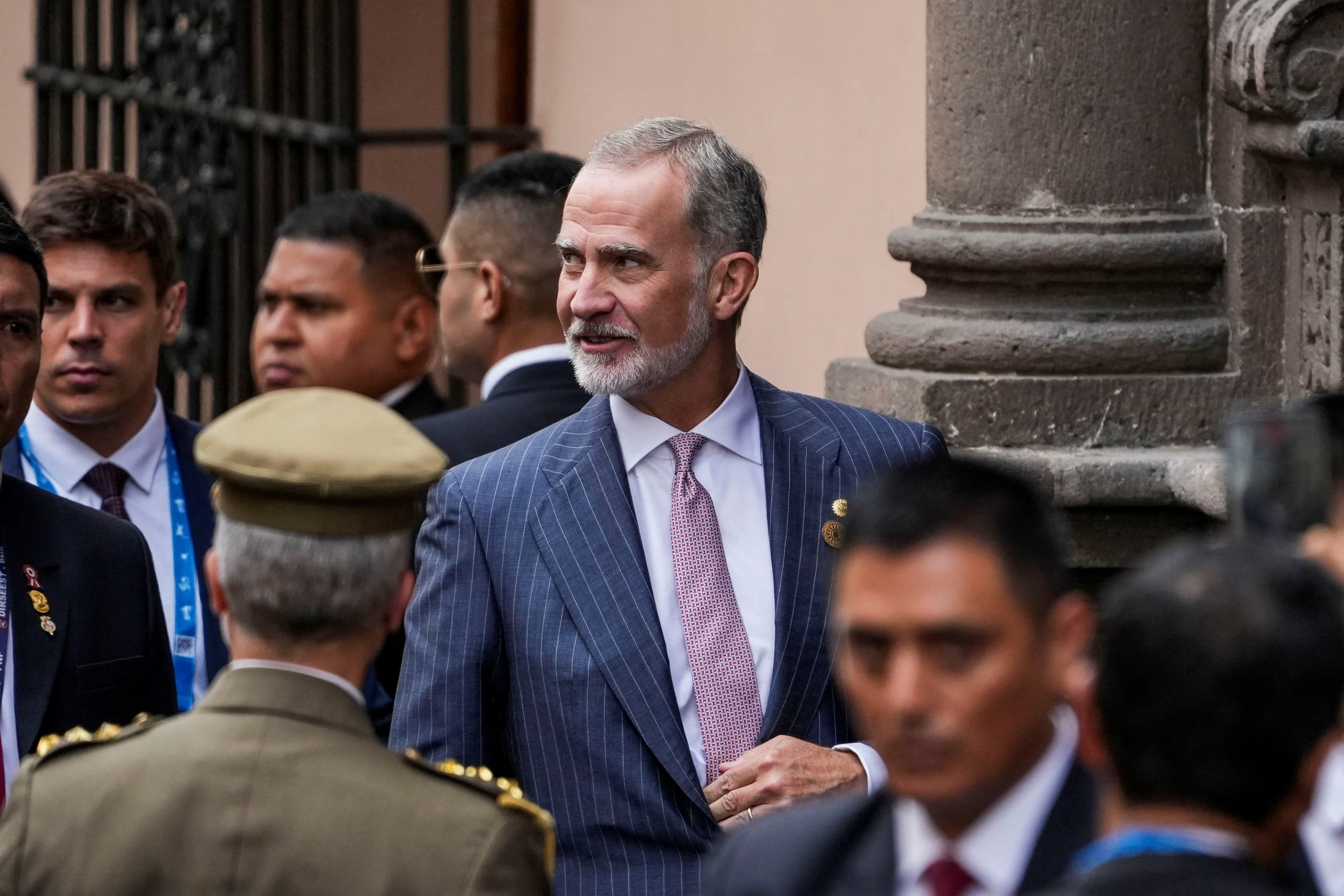 Felipe VI caminó desde Palacio de Gobierno hasta la Cancillería. REUTERS/Angela Ponce