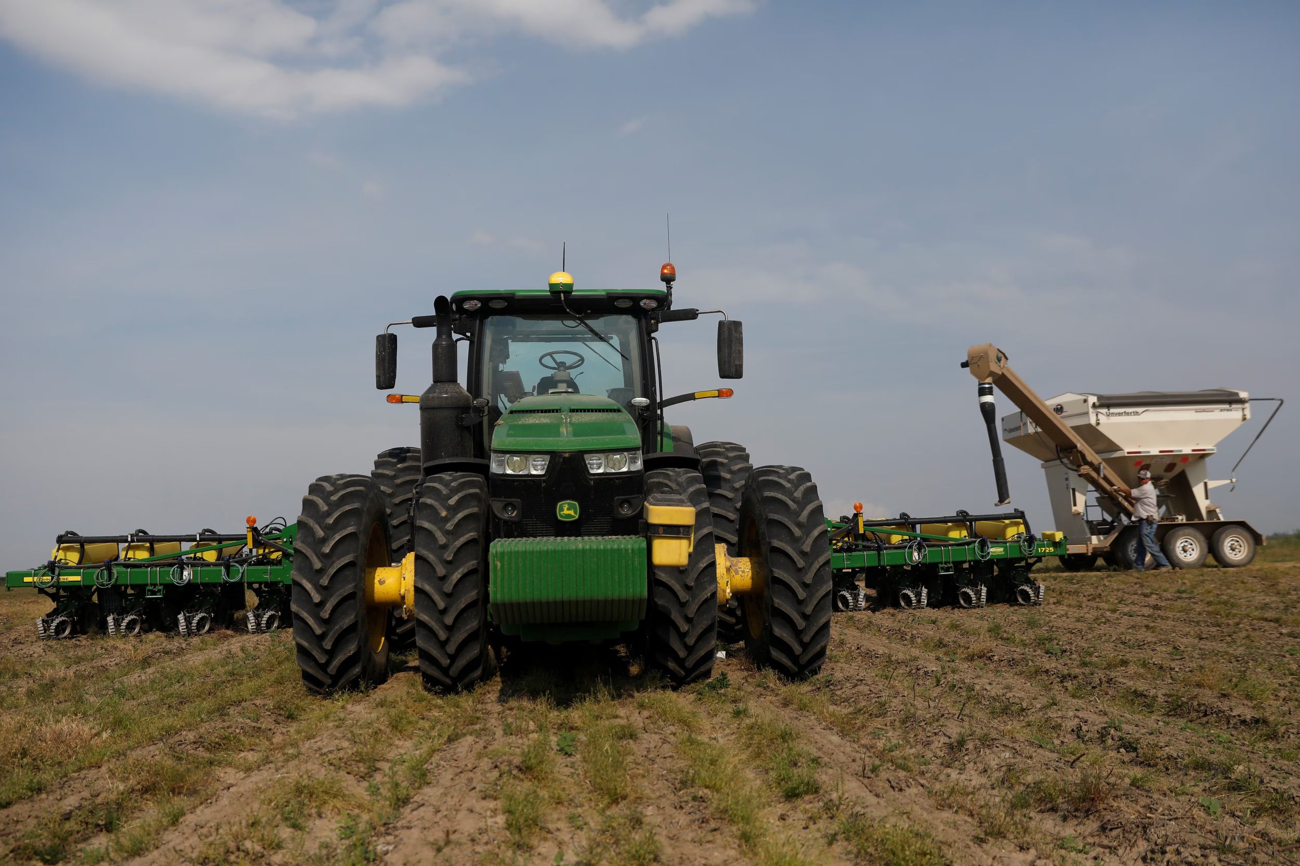 Un tractor de siembra se repone con semillas. (REUTERS/Shannon Stapleton)