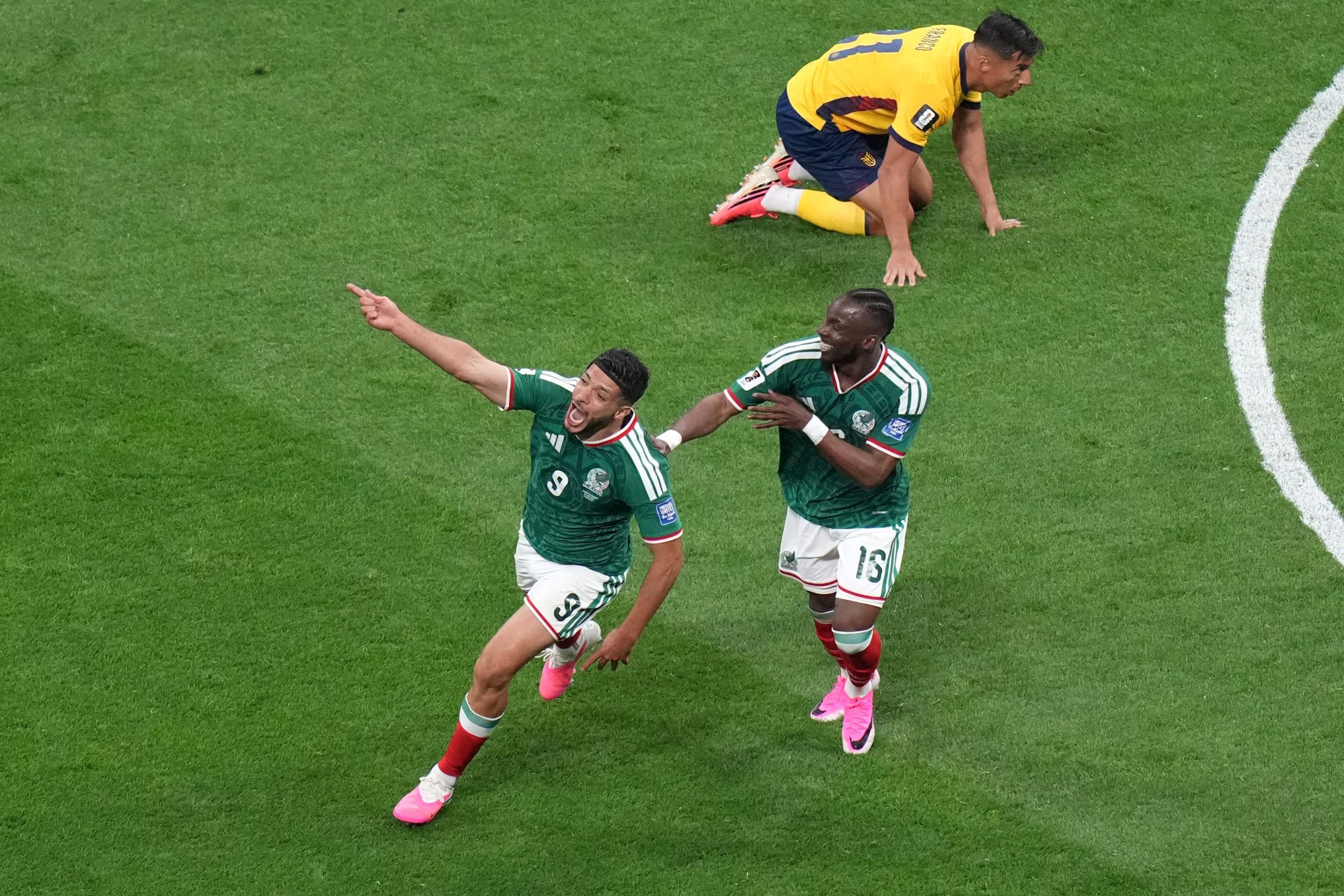 Raúl Jiménez (izquierda), festeja con Julián Quiñones, su compañero de la selección de México, luego de marcar ante Ecuador, el martes 30 de junio de 2026 (AP Foto/Silvia Izquierdo)