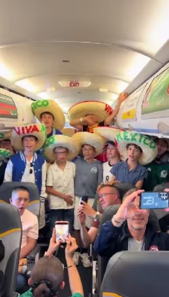 Los Niños Cantores de San Florián demostraron su talento y una pronunciación en español que sorprendió a los usuarios.