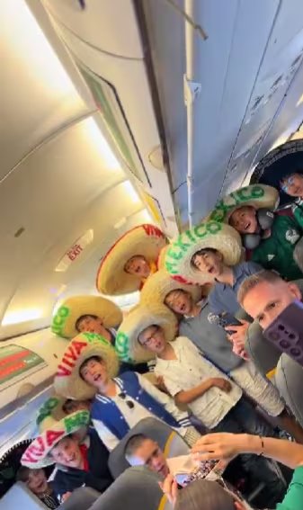 Los pequeños viajaban al país para una gira de conciertos y convirtieron el pasillo del avión en una fiesta mexicana.