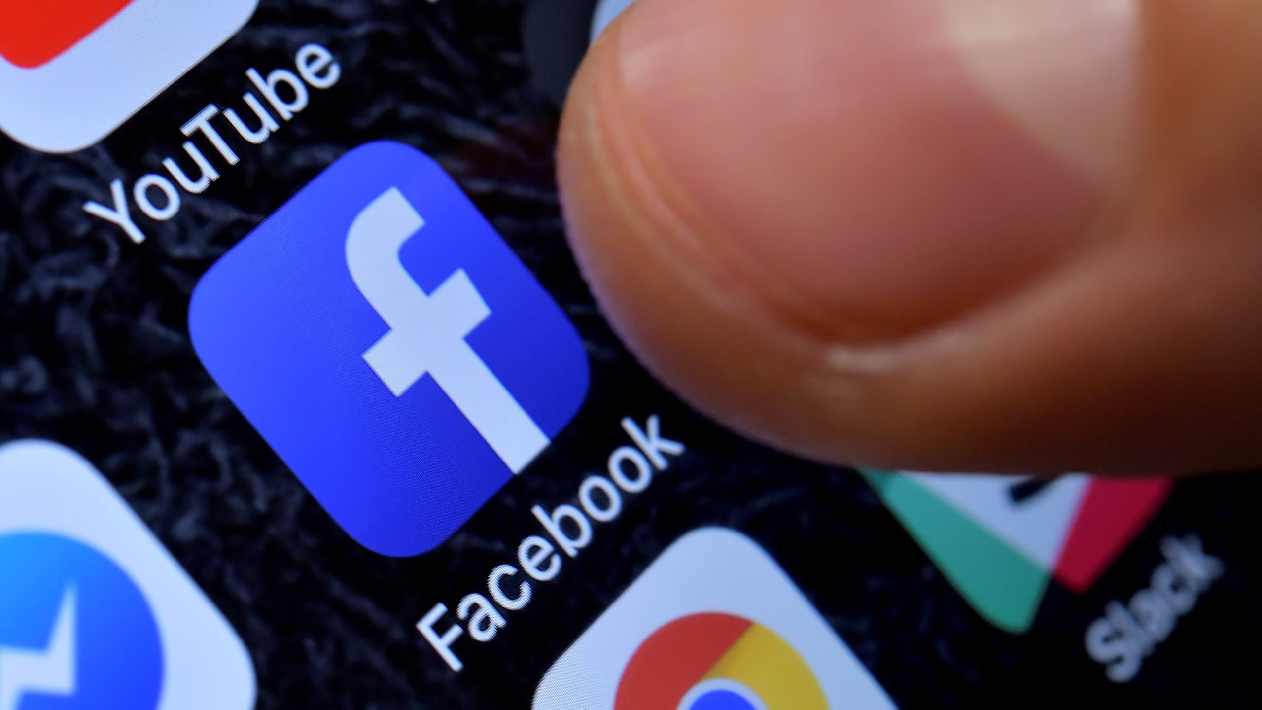 El uso de las redes sociales en menores de 16 años se encuentra totalmente prohibida en algunos países. EFE/ Sascha Steinbach
