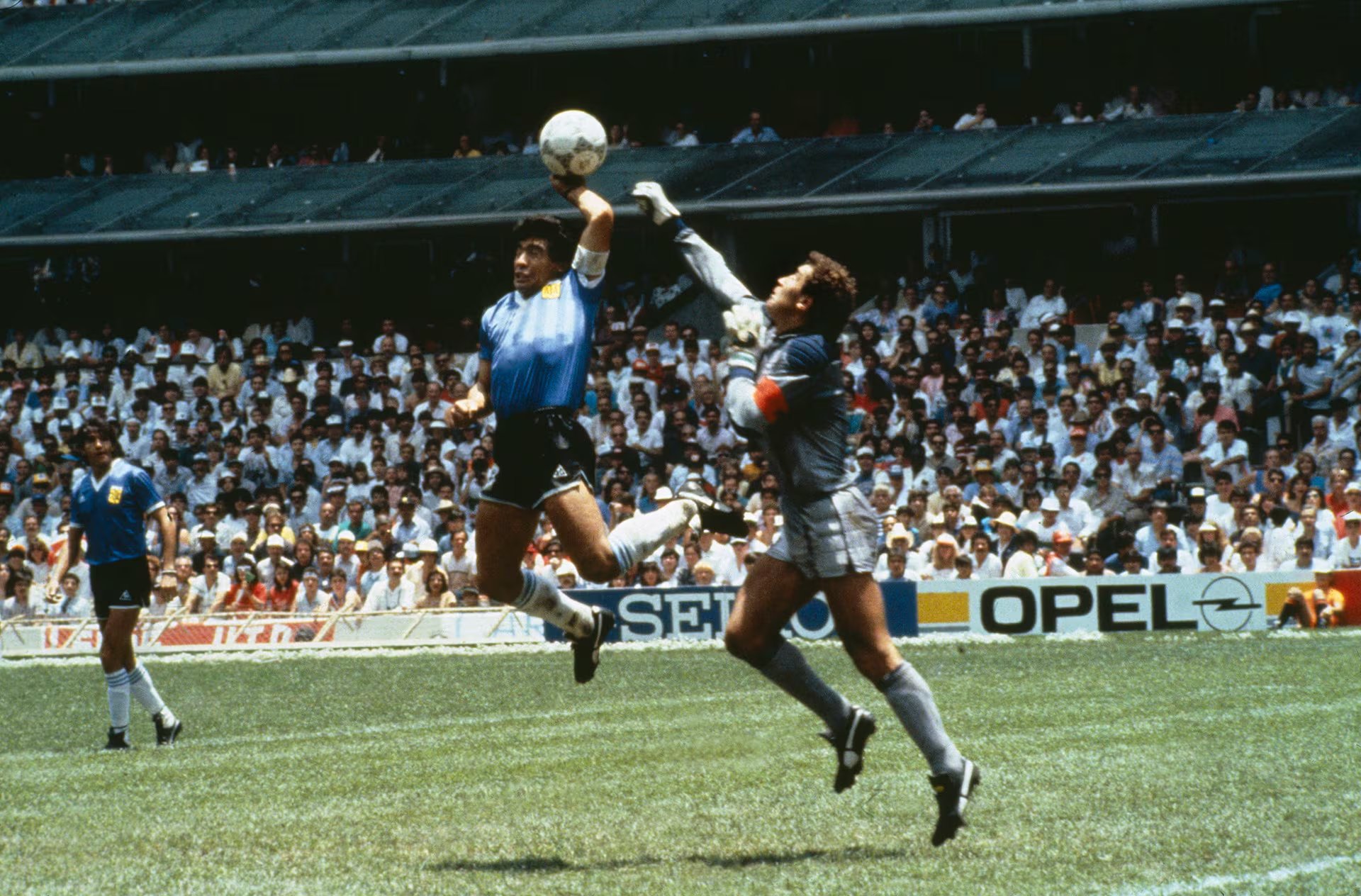 Maradona esconde el puño para impulsar la pelota y Shilton pasa de largo: nace