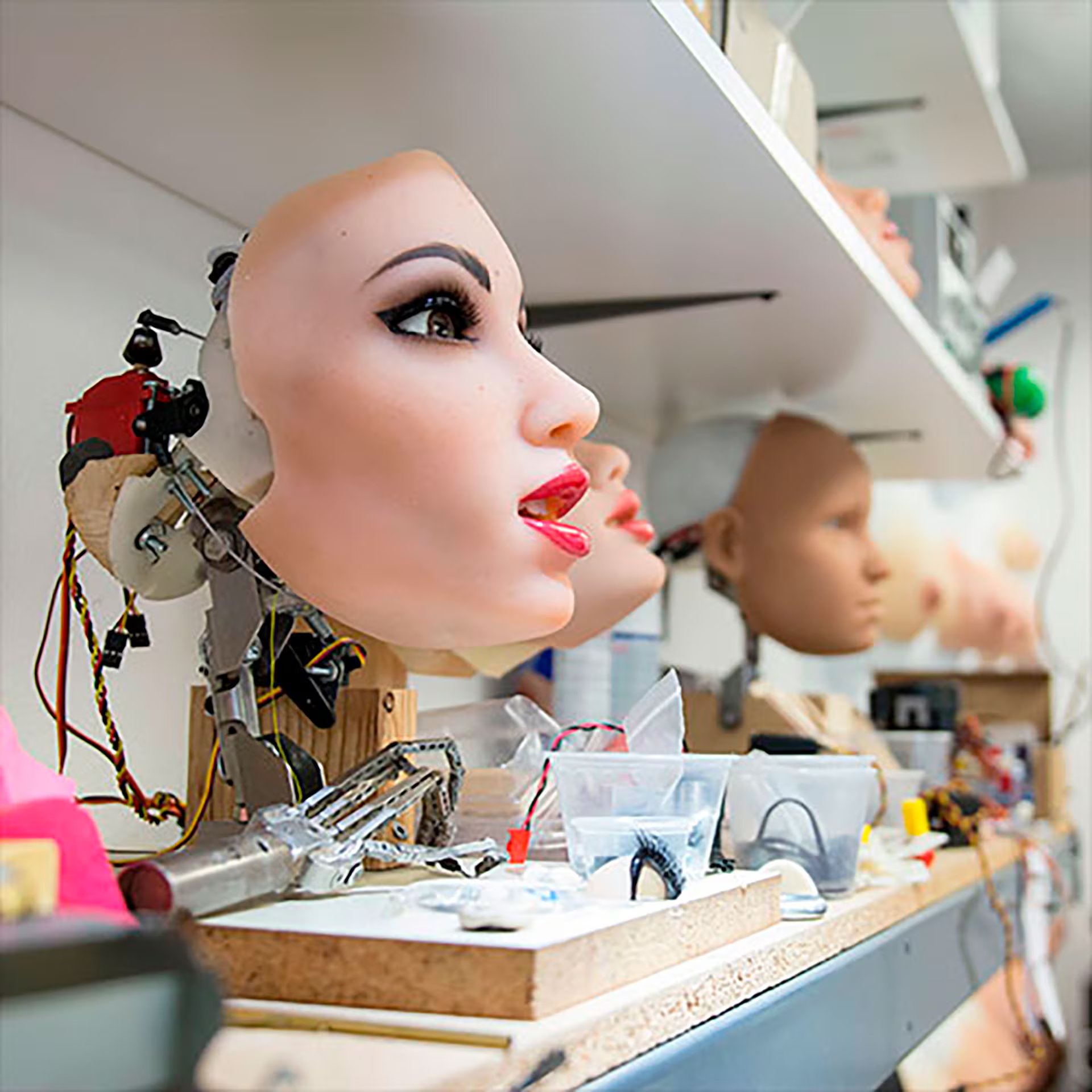 Las autoridades descartaron un robot solo con cabeza porque podría generar temor en los alumnos. El proyecto contemplaba un modelo humanoide de cuerpo completo (Realbotix)
