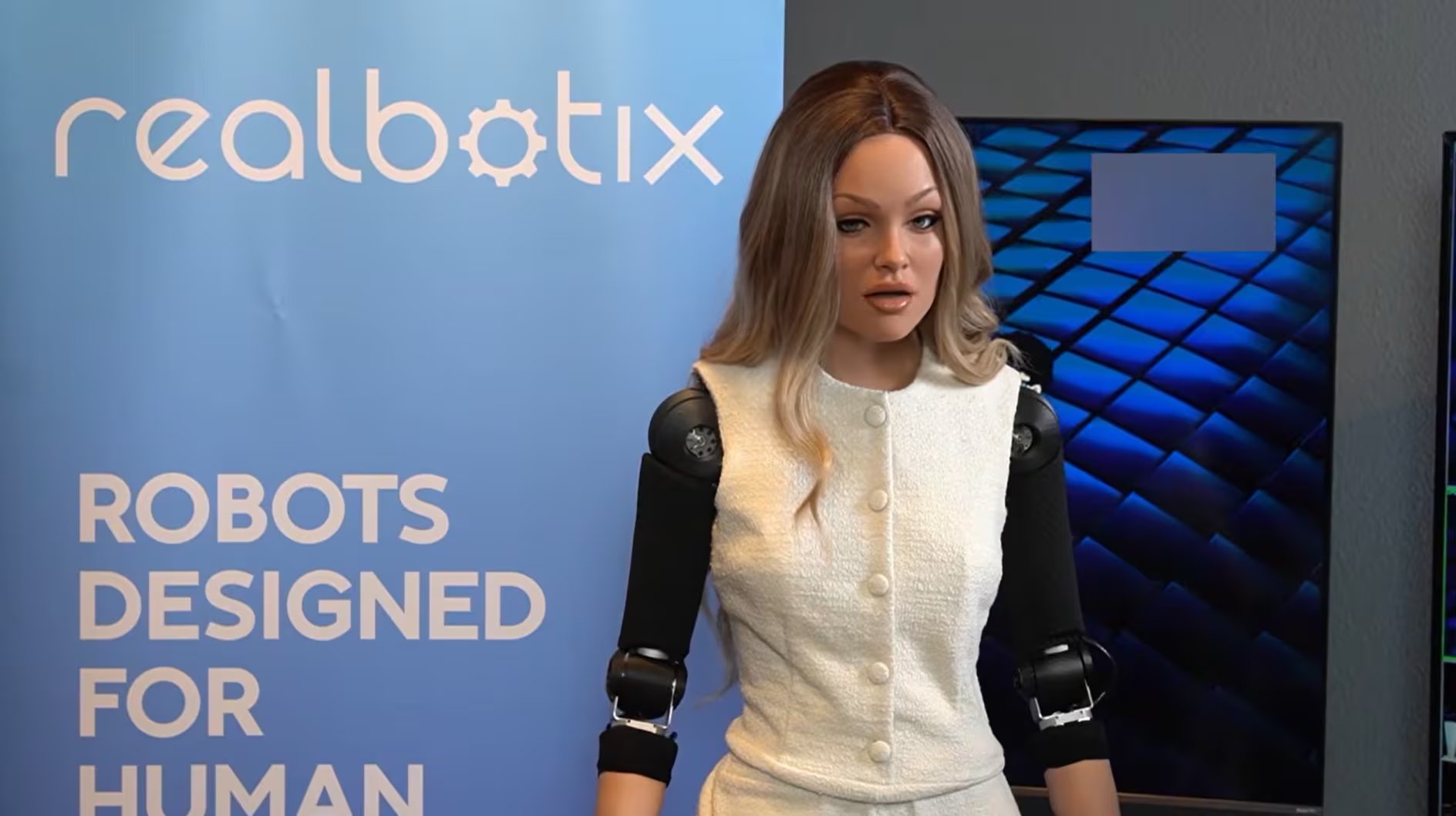Docentes, sindicatos y el Departamento de Educación de Nueva York cuestionaron la seguridad del software, la protección de datos estudiantiles y el posible rol docente del robot humanoide (Realbotix)