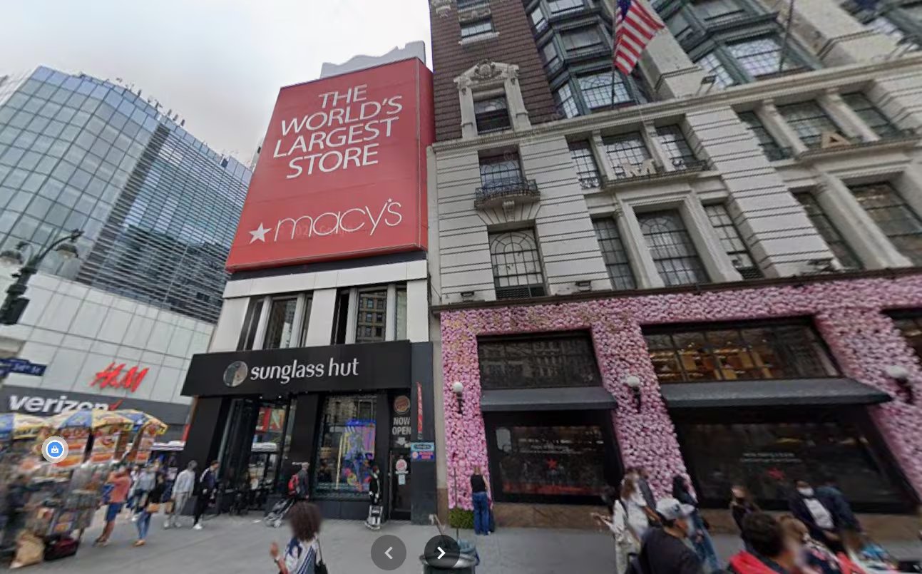 Macy’s construyó su tienda insignia alrededor de la Million Dollar Corner después de no lograr comprar esa esquina estratégica de Herald Square (Captura Google Maps)