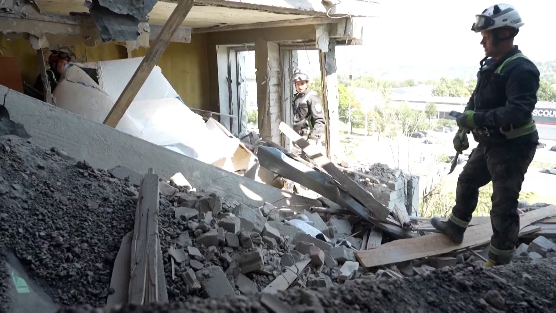 Escombros esparcidos en el lugar donde un misil ruso impactó contra un edificio residencial en Kharkiv, el 8 de julio de 2026 (REUTERS)
