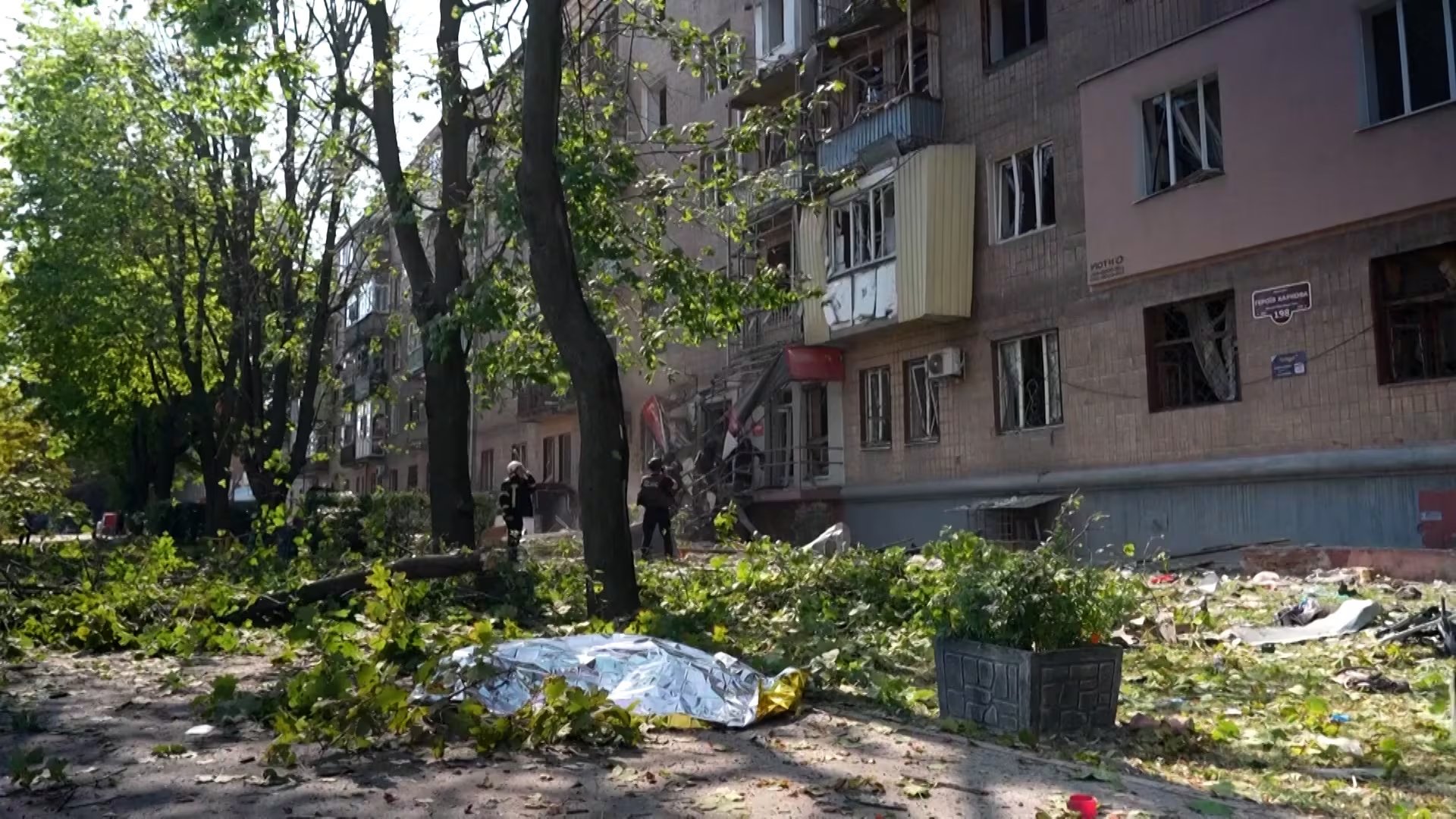 El cuerpo de una víctima del ataque contra un edificio residencial de Kharkiv (REUTERS)
