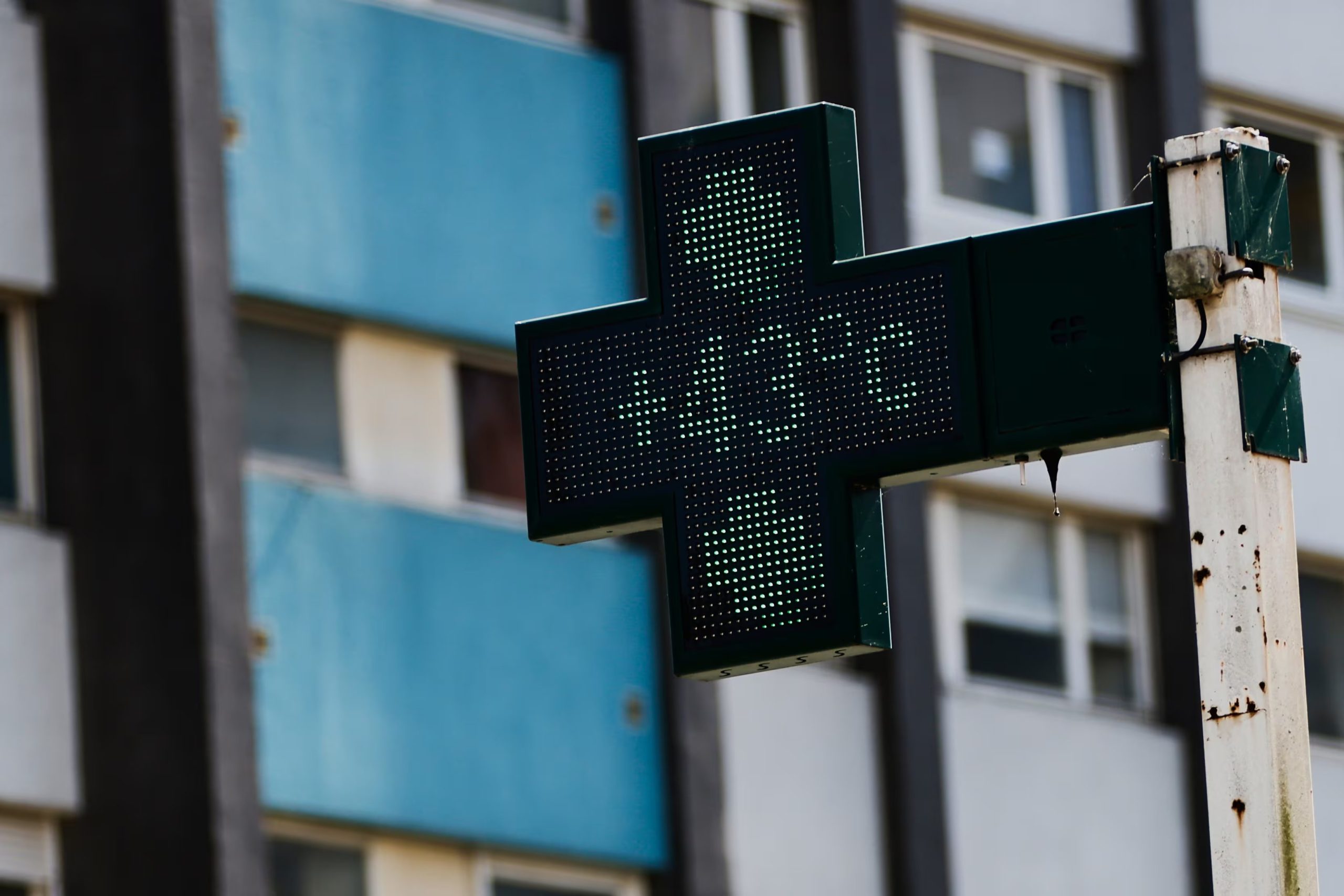 El cartel de una farmacia marca 43º C, el 22 de junio de 2026, en Rennes, en el oeste de Francia. (AP Foto/Jeremias Gonzalez)
