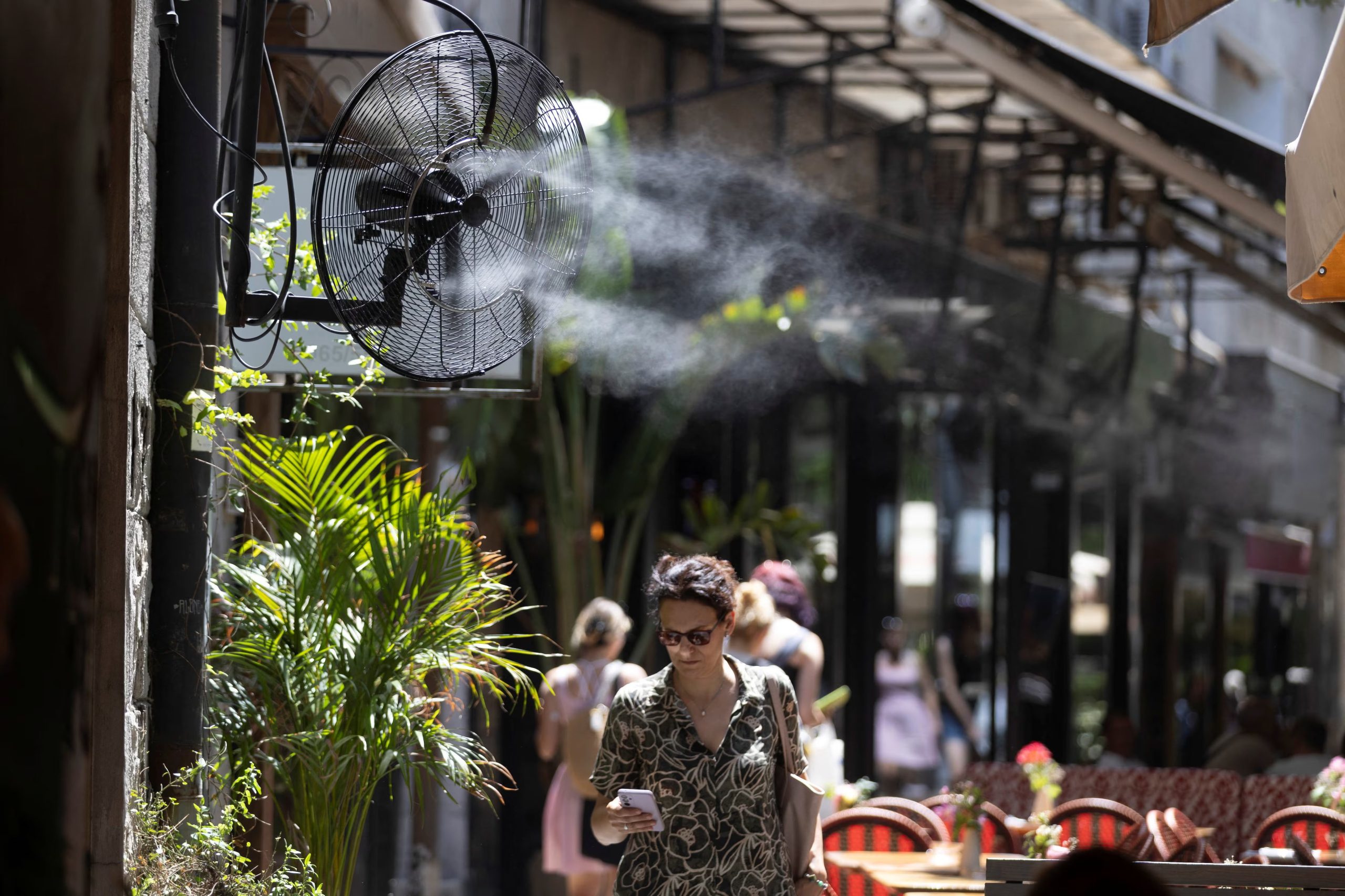 Más de 1.300 muertes en exceso se registraron desde el 21 de junio en Europa, 150 millones de personas viven bajo calor extremo y colegios cerraron (REUTERS/Djordje Kojadinovic)