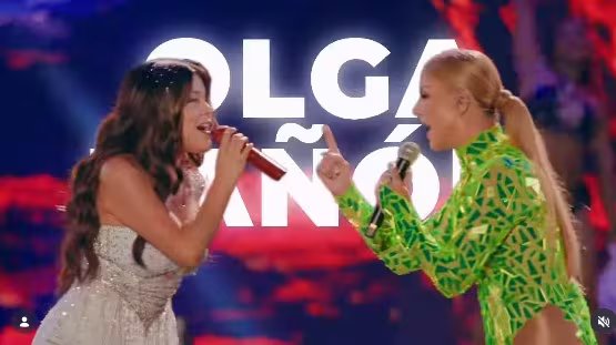 Olga Tañón y una vocalista de Corazón Serrano interpretan la canción 