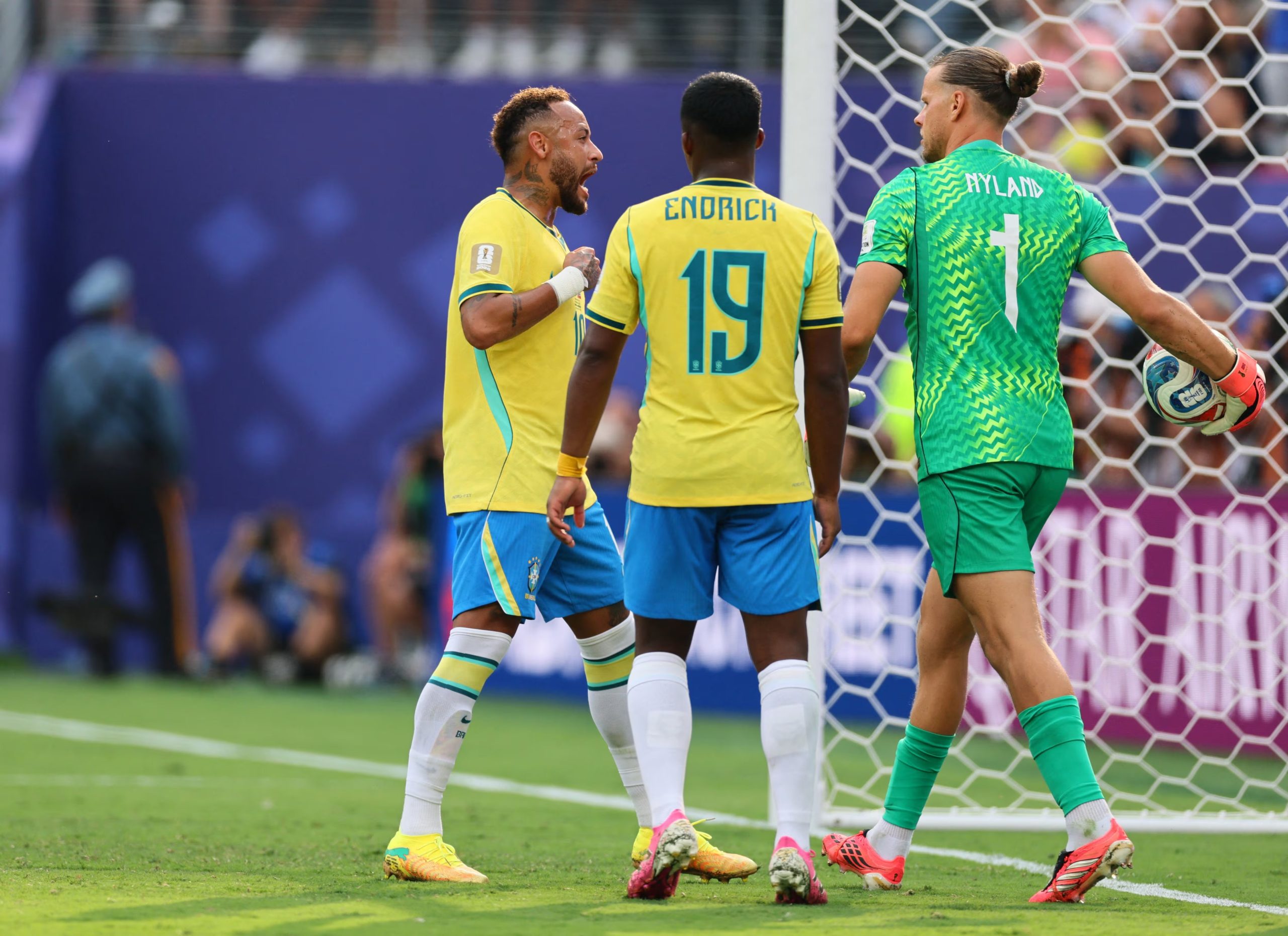 El pique entre Nyland y Neymar después del penalti. (Reuters/Caean Couto)
