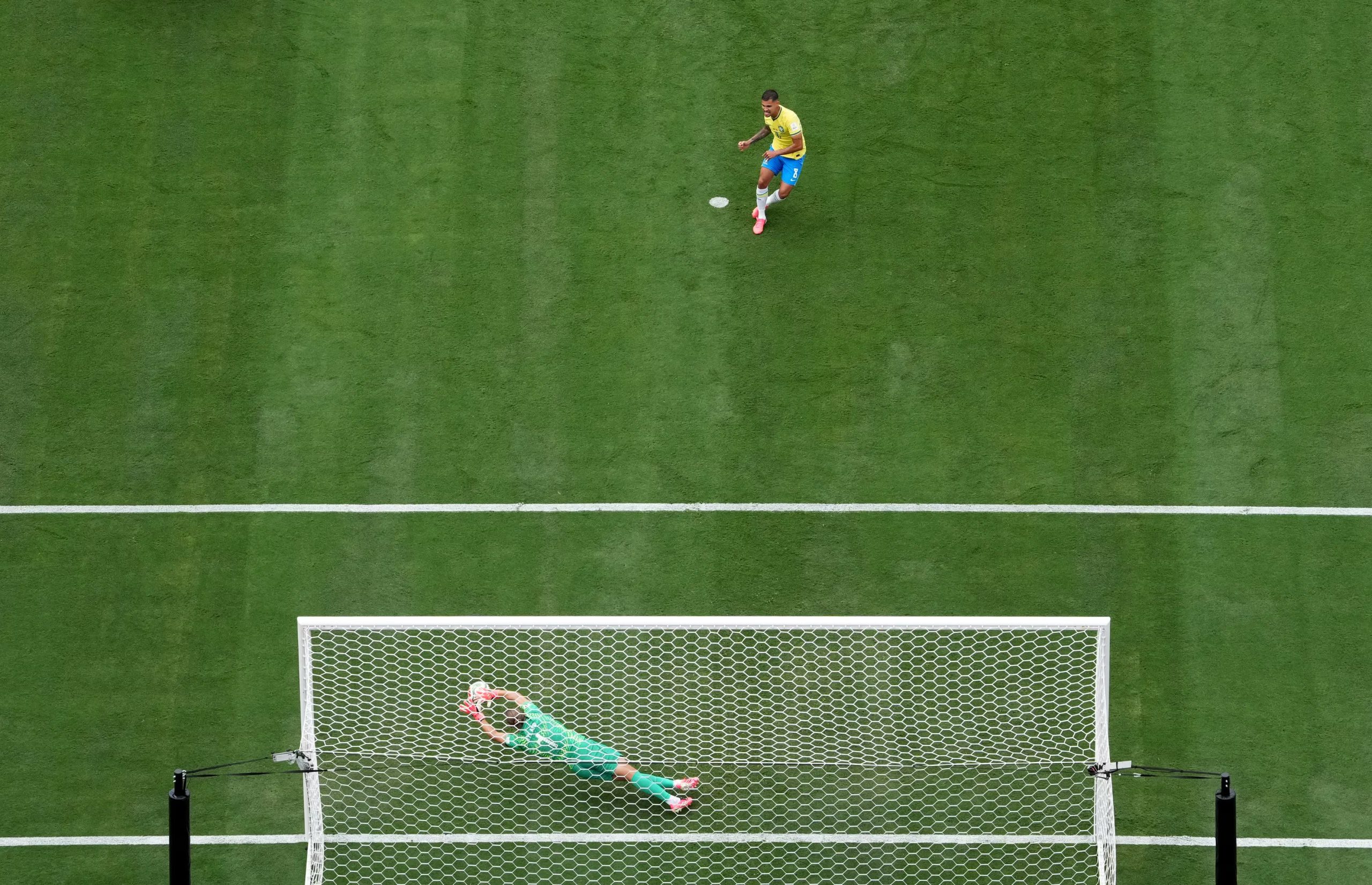 El penalti parado de Nyland a Bruno Guimaraes. (REUTERS/Dylan Martinez)