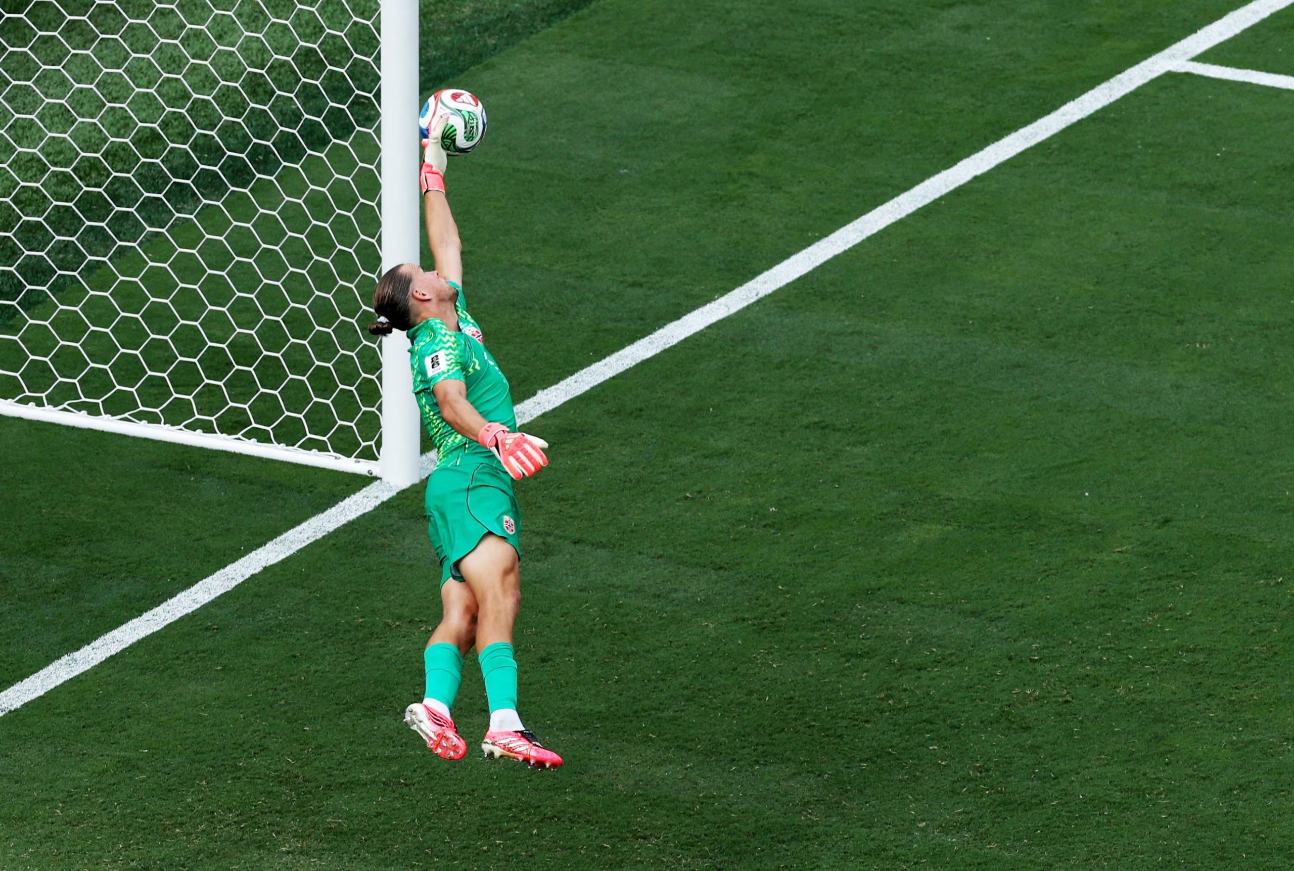 La parada de Nyland al remate en propia. (REUTERS/John Sibley)