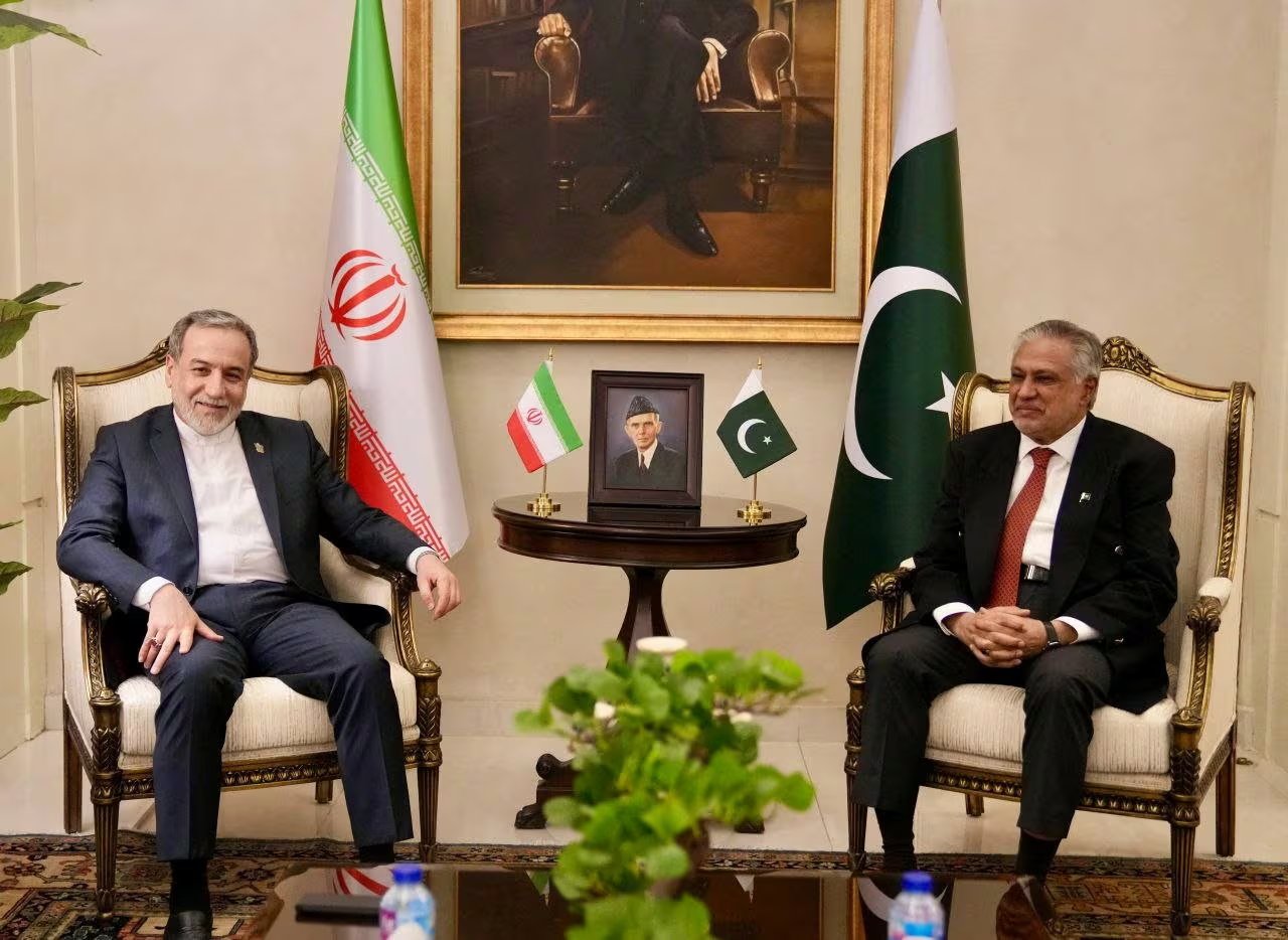 El ministro de Asuntos Exteriores de Irán, Abbas Araqchi, se reúne con el ministro de Asuntos Exteriores de Pakistán, Ishaq Dar (REUTERS/Archivo)