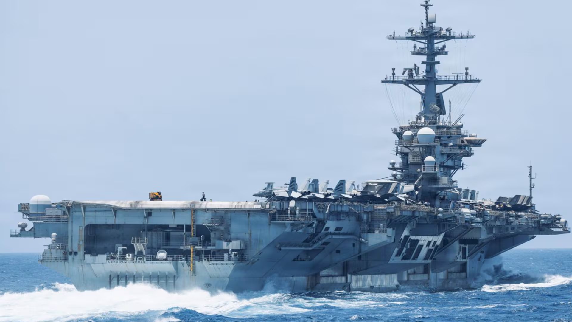 Estados Unidos lanzó una tercera oleada de bombardeos contra 140 objetivos en Irán tras los ataques a barcos en Ormuz. (@CENTCOM)