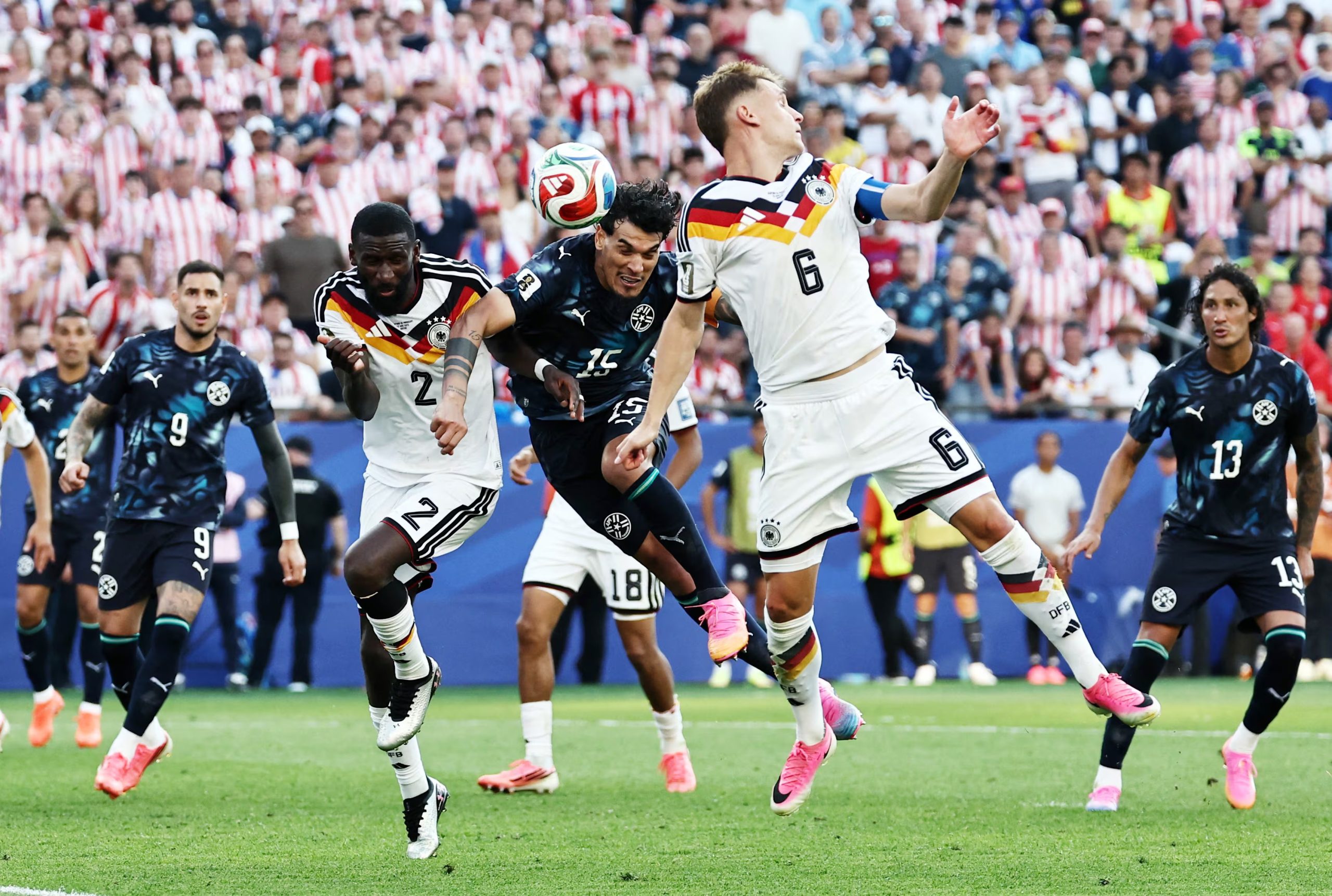Joshua Kimmich y Antonio Rudiger disputando una pelota con Gustavo Gómez-crédito Winslow Townson/IMAGN IMAGES via Reuters