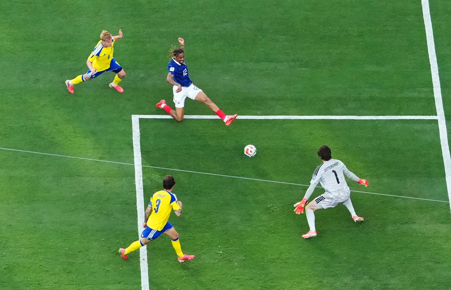 Jacob Widell Zetterstrom ataja un tiro de Bradley Barcola en el Francia vs. Suecia-crédito John Sibley/REUTERS