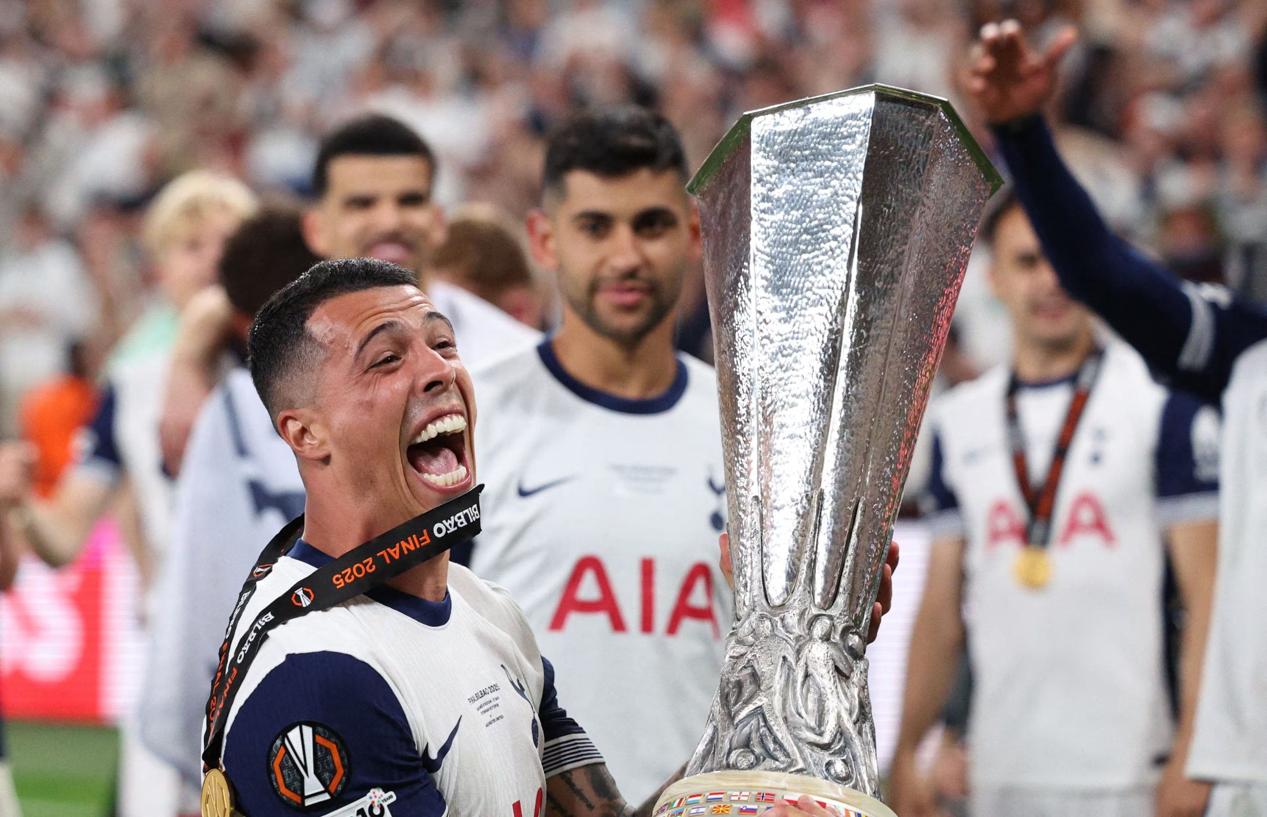 Pedro Porro celebra con la Europa League REUTERS/Violeta Santos Moura