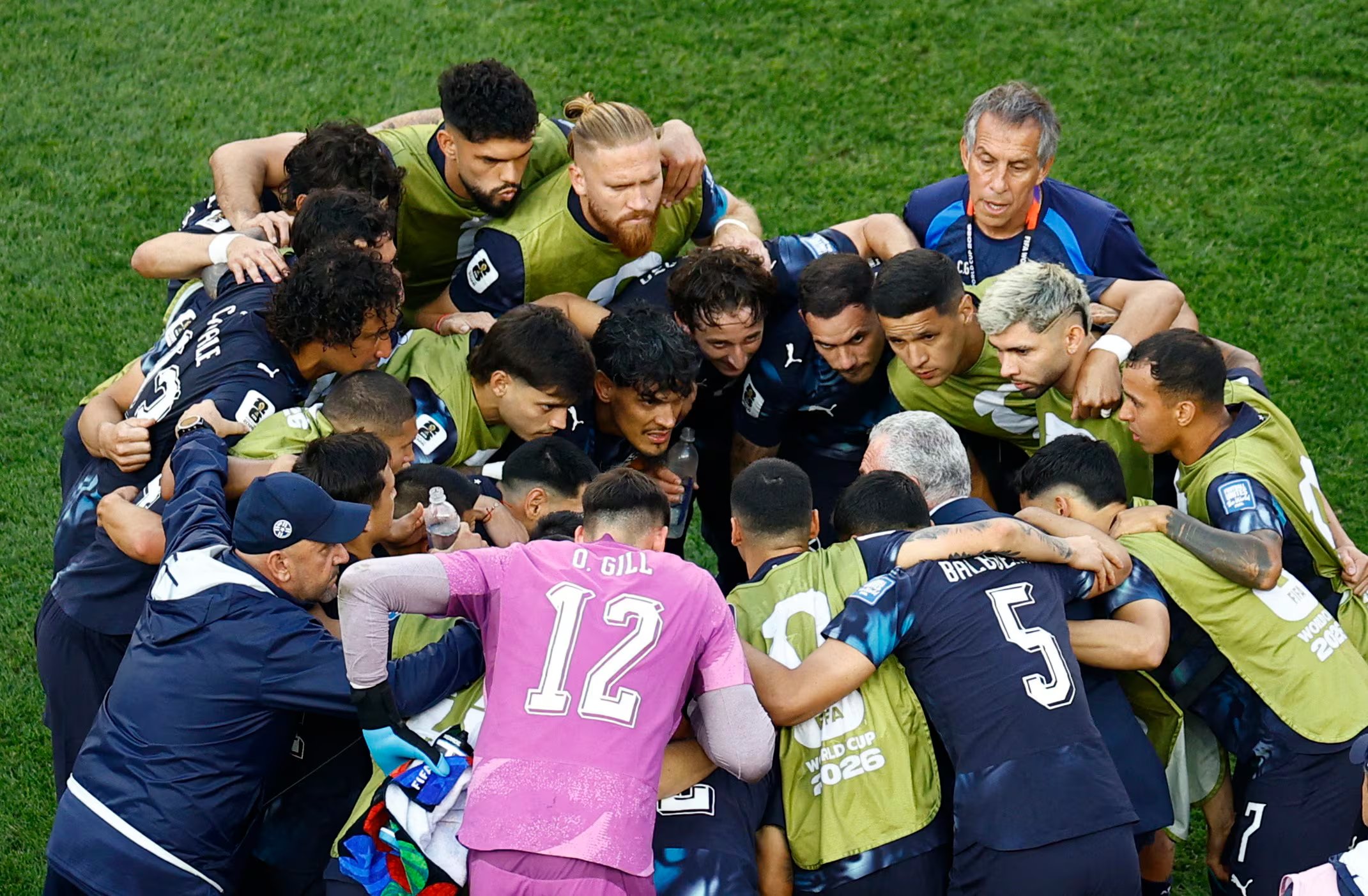 La selección paraguaya se reúne previo a la tanda de penales antes de vencer a Alemania (REUTERS/Pilar Olivares)